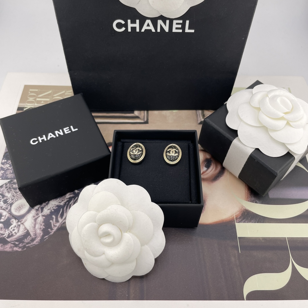 NO:633470,88160【Fragrant crystal oval black stone earrings】Z!  The latest exquisite handicraft series is available online for the first time!  The old rules of spot are first come first served!  It’s so beautiful. If you look closely, there are fine golden sparkles inside the oval black stone. It really touches my heart. I love it so much!  And the cc is embedded, not directly glued on, make sure it is made by our company!  Consistent zp super exquisite and high-end with a sense of design!  The same earrings and necklaces are being developed simultaneously!  Recommended set for wall cracks, necklace, Cartier high-end jewelry1986090988160【香流晶椭圆黑石耳钉】Z ！最新手工坊绝美系列全网首发！现货老规矩先到先得！美疯了仔细看椭圆黑石里面还有金色细闪,太戳中我的心了太爱啦！且cc是嵌下去的,不是直接粘在上面的,认准我们家出品！一致zp超级精致高级有设计感！同款耳钉,项链同步开发中！墙裂推荐一套入,,necklace,卡迪亚高端饰品,Jewelry