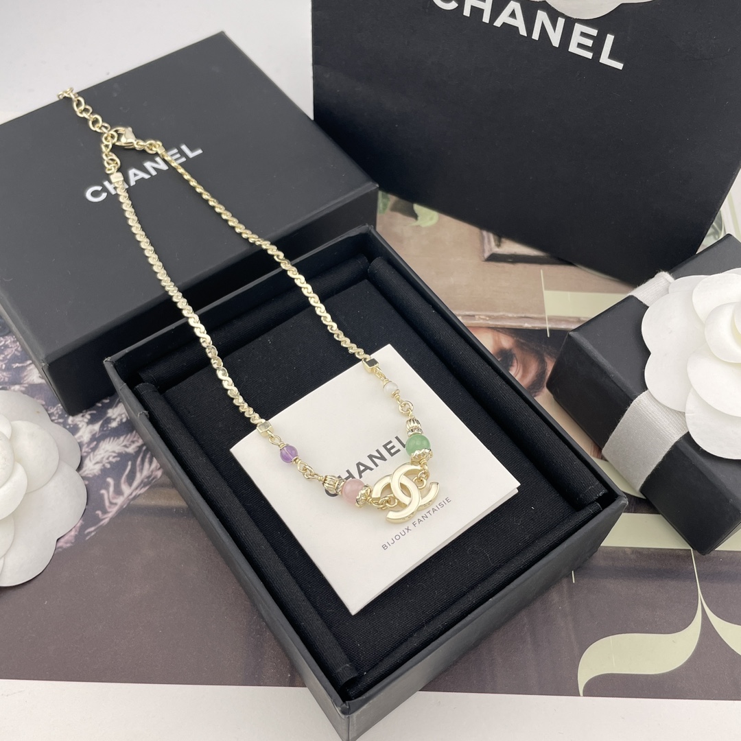 NO:633640,88200 [Xiangduo Gemstone Double C Necklace] Z, please contact customer service for large quantity, first release on the entire network!  Spot old rules!  First come, first served, get the hot deals!  The Jujujuhaokan 25A high-end handmade workshop series is very heavy-duty, we use ZP, brass material, the curvature of each angular and angular fork follows ZP, specially customized ZZ natural gems, amethyst, mother-of-pearl, quartz and other natural gems!  It’s so beautiful that I cried [Proud] A must-have cc element in every issue!  The light golden color is low-key and high-end. I love it!  The [witty] stunningly beautiful and explosive street combination with absolute looks and fashion!  The rate of wearing it is 100%!  No matter how poor you are, you still have to buy this series, you must buy more PK ZP, any version of PK finish!  ,,necklace,Cardia high-end jewelry1986090988200【香多宝石双c项链】Z ,量大咨询客Fu,全网首发！现货老规矩！先到先得必入爆款！巨巨巨好看25A高级手工坊系列非常重工,我们一致致ZP,黄铜材质,每个棱棱角角叉叉的弧度跟足ZP来,特别定制的z一致天然宝石,紫水晶,贝母,石英等天然宝石！真的美哭了[得意]每期必入的cc元素！浅金色低调又高级太爱啦！绝对颜值时尚都在线的[机智]绝美绝爆炸街组合！佩戴回头率百分百！再穷也要买的系列,一定要多PK ZP,PK饰面任意版本！,,necklace,卡迪亚高端饰品,Jewelry