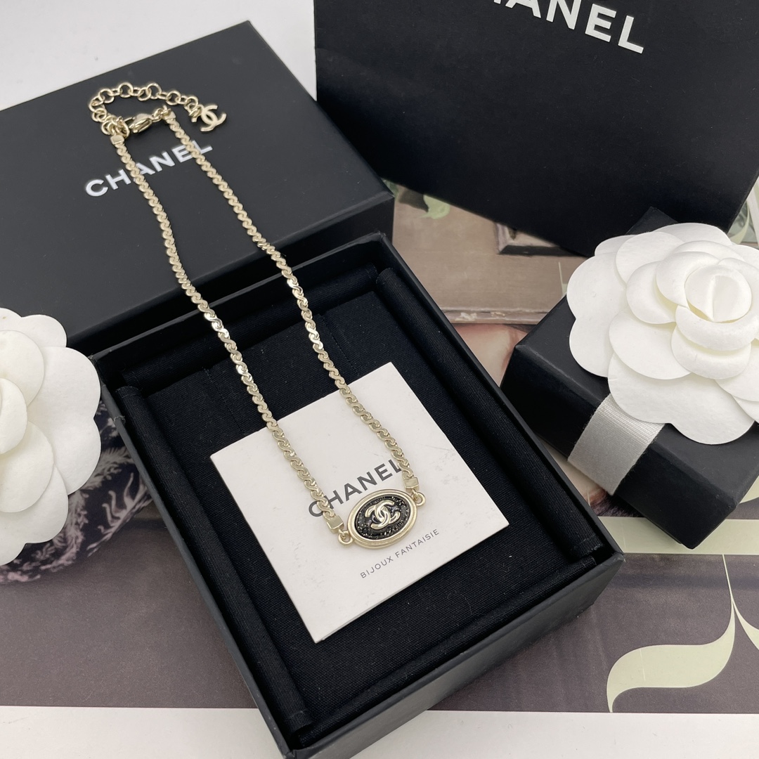 NO:633636,88180【Aromatic Crystal Oval Black Stone Necklace】Z!  The latest exquisite handicraft series is available online for the first time!  The old rules of spot are first come first served!  It’s so beautiful. If you look closely, there are fine golden sparkles inside the oval black stone. It really touches my heart. I love it so much!  And the cc is embedded, not directly glued on, make sure it is made by our company!  Let’s take a look at the chain again!  What a beautiful specially customized chain!  And it is double-layered, super exquisite and high-end with a sense of design!  The same style of earrings, necklaces and bracelets are available simultaneously!  Wall crack recommended set, necklace, bracelet, Cartier high-end jewelry1986090988180【香流晶椭圆黑石项链】Z ！最新手工坊绝美系列全网首发！现货老规矩先到先得！美疯了仔细看椭圆黑石里面还有金色细闪,太戳中我的心了太爱啦！且cc是嵌下去的,不是直接粘在上面的,认准我们家出品！一致zp再来看下链条！太绝美啦特别定制的链条！且是双层重合超级精致高级有设计感！同款耳钉,项链,手链同步上架！墙裂推荐一套入,,necklace,bracelet,卡迪亚高端饰品,Jewelry