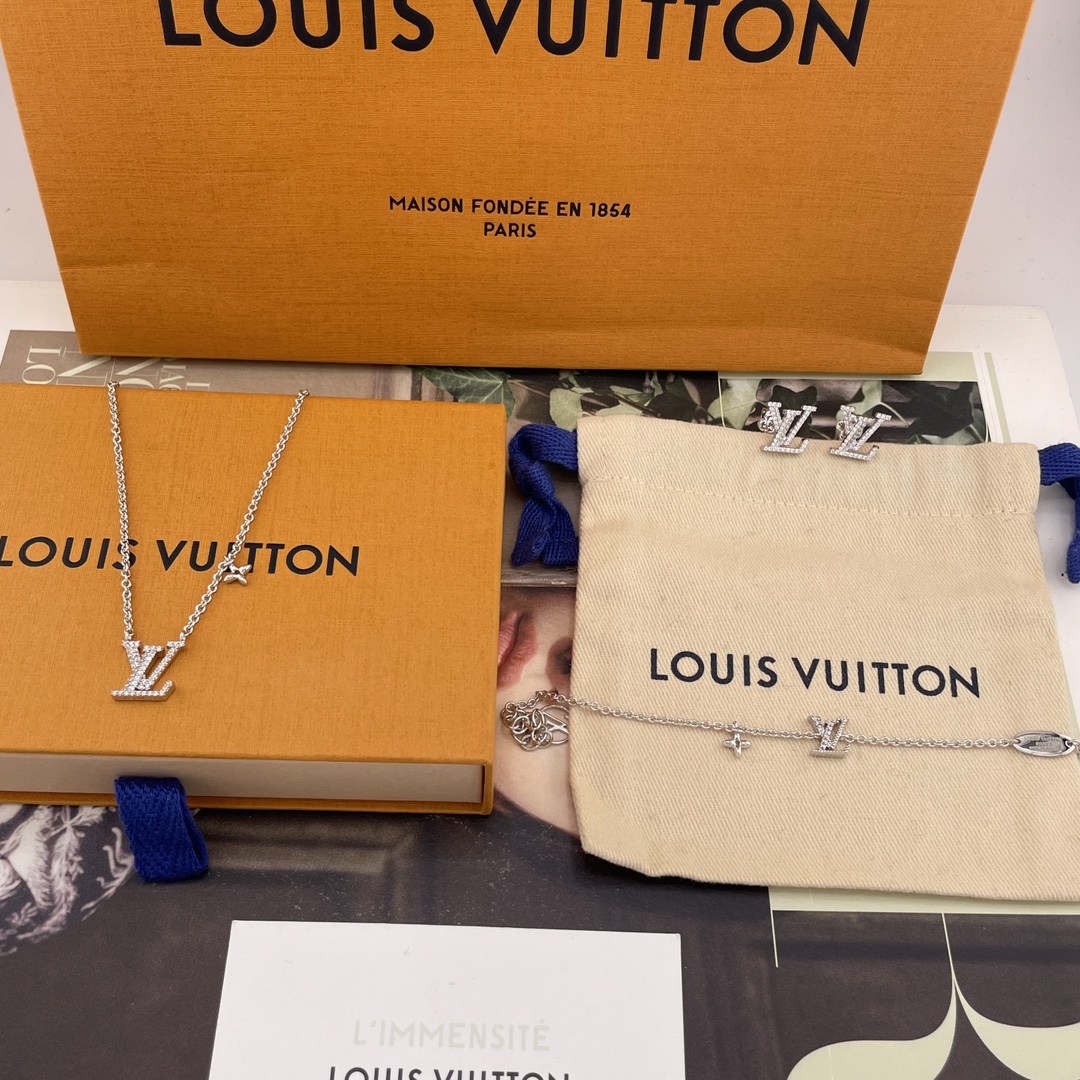 NO:635048,[L Green Full Diamond Earrings/Bracelet/Necklace] Necklace Z, Bracelet Z, Earrings Z, the latest series, cool silver!  It’s perfect for summer. Necklace 88180, bracelet, and earrings 88160 are a simple and classic logo style!  A must-have item!  It’s very exquisite to use and has a high-end look and feel!  Very versatile and durable, the more you look at it, the more you like it!  Low-key and luxurious, just like the Vintage model, it is still elegant, an eternal classic, and a logo that never goes out of style!  ,,necklace,bracelet,Cardia high-end jewelry19860909【L绿满钻耳钉/手链/项链】项链Z ,手链Z ,耳钉Z ,最新系列,清冷感的银色！太适合夏天搭配啦项链88180,手链,耳钉88160一款简单又经典的Logo造型！必入单品！上手非常精致,自带颜值的高级感！特百搭,特耐看,越看越喜欢的那种！低调又奢华,就像Vintage款一样,依旧是优雅的,是永恒的经典,永不过时的Logo！,,necklace,bracelet,卡迪亚高端饰品,Jewelry