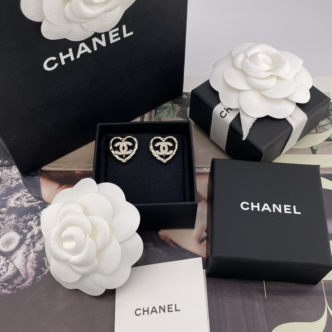 NO:633721,88160 [Xianglingge Hollow Love Ear Clip] Z, please contact customer service for large quantity, first release on the entire network!  Spot old rules!  First come, first served, get the hot deals!  Jujujuhaokan 25A Advanced Handicraft Series is very heavy-duty. Babies without pierced ears, come and pamper you. We are consistent with ZP. It is made of brass. The curvature of each angular fork is exactly the same as ZP. It is also consistent with ZP Swarovski diamonds. It is so beautiful that it will make me cry [Proud] A love element that must be included in every issue!  I love the low-key yet high-end light gold color with the hollow design!  The [witty] stunningly beautiful and explosive street combination with absolute looks and fashion!  The rate of wearing it is 100%!  No matter how poor you are, you still have to buy this series, you must buy more PK ZP, any version of PK finish!  ,,swarovski,Cardia high-end jewelry1986090988160【香菱格镂空爱心耳夹】Z ,量大咨询客Fu,全网首发！现货老规矩！先到先得必入爆款！巨巨巨好看25A高级手工坊系列非常重工,没耳洞的宝宝们来吧宠你们我们一致致ZP,黄铜材质,每个棱棱角角叉叉的弧度跟足ZP来,用钻也是一致ZP施华洛世奇钻,真的美哭了[得意]每期必入的爱心元素！低调又高级的浅金色搭配镂空设计太爱啦！绝对颜值时尚都在线的[机智]绝美绝爆炸街组合！佩戴回头率百分百！再穷也要买的系列,一定要多PK ZP,PK饰面任意版本！,,swarovski,卡迪亚高端饰品,Jewelry