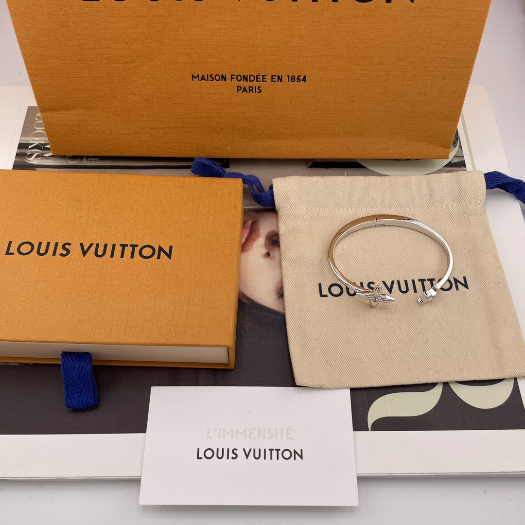 NO:635979,88200 [L Donkey Open Bracelet] Z, large quantity, customers who consulted loved it!  The latest silver color scheme!  Advanced cooling feeling!  Visual cooling is perfect for summer!  The 5a-level imported imitation diamonds are super Bling and are eye-catching. One size fits all: M!  The opening design is very convenient!  Free packaging. The Flowergram series is a bracelet with a very unique design. The shape interprets the brand’s classic elements. Four-leaf clover element + letter logo!  Full of details and texture!  Exquisite, versatile and everyday, it adds a delicate finishing touch to the look. It is highly recommended and worth buying. Louis Vuitton, Bracelet, Cartier high-end jewelry1986090988200【L 驴开口手镯】Z ,量大咨询客Fu爱了爱了！最新银色配色！高级的清冷感！视觉降温太适合夏天搭配啦！5a级进口仿真钻超Bling让人眼前一亮均码M码！开口设计非常方便！送包装Flowergram 系列很有个性设计感的一款手镯,造型诠释品牌经典元素.四叶草元素+字母logo！细节质感满满！精致百搭又日常,为造型增添精致的点睛之笔,超级推荐值得入手,,louis vuitton,bracelet,卡迪亚高端饰品,Jewelry