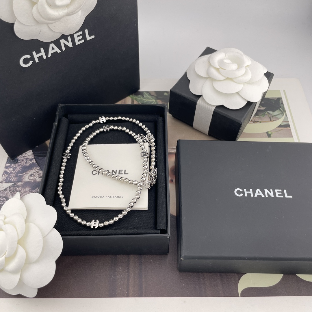 NO:633824,88200 [Silver Beads 5 Small C Necklace] Fashionable and simple, very fresh and classic style!  Minimalist design, super versatile!  Looks great worn alone or stacked!  The design is also very creative, very fairy, very soft and elegant!  Because of the extremely simple design, the more you have to do it well, the more retro Hong Kong style will come out, a mid-century Vintage style, minimalist but not simple, with a fashionable personality and temperament, very suitable for daily matching!  ,,necklace,Cardia high-end jewelry1986090988200【香银珠5小c项链】时尚又简约,非常清新的经典的款式！极简设计,超级百搭！单戴叠戴都巨好看！又很有创意的设计,非常仙,非常柔美,落落大方！因为极其简单的设计,越是要做好,才有那种复古港风味道出来,一股中古风Vintage范,极简而不简,个性时髦气质,非常适合日常搭配！,,necklace,卡迪亚高端饰品,Jewelry