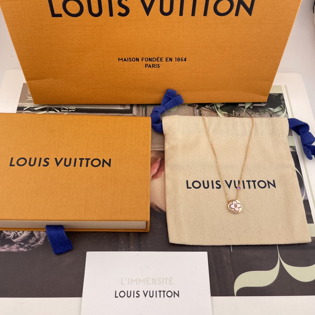 NO:633987,88240 [L right diamond round four-leaf clover Chinese Valentine's Day limited necklace] Z 24300, if you really buy the one developed by ZP, you can customize the real gold and real diamond version, please contact customer service for the price!  [Pure Silver Seiko Edition] The global limited edition Chinese Valentine's Day limited edition is here. It's so beautiful. Z is made of 18K real gold, plus pink sapphires and natural pink shells in the shape of a four-leaf clover. It's so addictive that you can't put it down. The exquisite size makes people want to stop.  First, natural four-leaf clover accessories. Look for the shape of the Z. The shell accessories next to the middle bead are all in a concave shape, but the four petals of the four-leaf clover are convex in the middle and concave on the four sides. It is equivalent to a four-leaf clover accessory. It is uneven and undulating. It is very difficult to make, and the center position must be open.  For one hole position, this four-leaf clover accessory is up to 10 times more difficult than V's four-leaf clover accessory. We also found no less than 5 stone accessories companies, and finally made the shape of Z. It is not easy. It is no wonder that the price of Z is more expensive than the price of V's four-leaf clover Z necklace. The price difference is more than 0% for jewelry craftsmanship. I really can't believe it.  Secondly, L Green Jewelry's steel seal also has a unique anti-counterfeiting steel seal. It is a diamond-shaped ◇ with a concave Z logo clearly floating inside. The craftsmanship of this steel seal cannot be completed by ordinary masters. If you zoom in, we have achieved this detail. While the anti-counterfeiting steel seal is recessed, a Z logo is raised in the middle. When you zoom in, it is very clear and three-dimensional.  Third, the specifications of the chain. The chain specifications of the ZP necklace are different from the specifications of the bracelet, but they are all specially customized. They are all made of 8-sided rhombus patterns. They are very delicate and completely create the texture of real gold and diamonds. Welcome to PK various versions on the market, 10,000 recommendations, necklace, bracelet, pure silver, Cartier high-end jewelry1986090988240【L右钻圆形四叶草七夕限定项链】 Z 24300,真正购入ZP开发的,可以定制真金真钻版本,价格咨询客服！【纯银精工版】全球限量 条的七夕限定款来啦真心是太美了,Z为18K真金材质,再加上粉色蓝宝石和天然的粉贝做为四叶草的形状,非常的令人爱不释手,精巧的尺寸,让人欲罢不能 第一,四叶草的天然配件这个天然的四叶草配件,认准Z的形状,中间圆珠位置旁边的贝壳配件都是一个内凹的形状,而四叶草的四个瓣却又是中间凸起,四边凹的造型,相当于一个四叶草的配件,凹凸有致,且上下起伏,非常非常的难做,中心位置又必须开一个孔位,这个四叶草的配件比起V的四叶草配件难度系数是高达10倍之多,我们也是找了不下5家车石头配件的,最后才做出来了Z的这种形状工艺,非常不容易,也难怪Z的这个定价比V的四叶草Z项链定价贵了0多的差价珠宝类的工艺,真心不是盖的 第二,钢印L绿家的珠宝类也是有独特的防伪钢印,是一个菱形◇的且凹进去的里边有清晰的浮起来一个Z的logo,这个钢印的工艺也绝非一般师傅能完成,放大看,我们做到了这个细节,防伪钢印凹进去的同时,中间又凸起来一个Z logo,放大看非常的清晰立体可见 第三,链条的规格ZP项链的链条规格跟手链的规格是不一样的,但是都是特别订制的,全部是8面菱格批花,非常的细腻,完全做出了真金真钻的质感 欢迎PK市面的各种版本,一万个推荐,,necklace,bracelet,pure silver,卡迪亚高端饰品,Jewelry