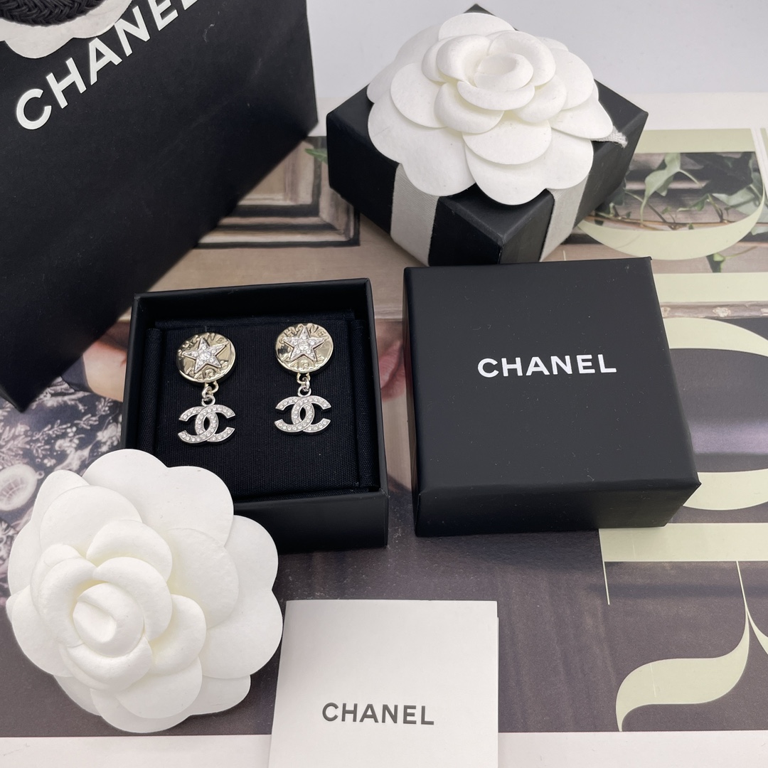 NO:633988,88180【Fragrant Star Coin Hanging Silver C Earrings】Z!  Large volume consultation customer Fu25 early autumn series super heavy industry spot old rules first come first served The gold coin models of each season are very good, each has its own characteristics, it is really good, the combination of platinum stars + round light champagne gold + silver full diamond double C!  Separate parts and color-separated plating!  Super heavy industry!  The back is hand-drawn and specially customized with hexagonal screws!  It’s eye-catching, I love its texture so much!  It seems simple, but in fact it’s full of attention to detail!  It's irresistible and simple and elegant. Look for our products!  Love it, love it, Cardia high-end jewelry1986090988180【香星币吊银c耳钉】Z ！量大咨询客Fu25早秋系列超级重工现货老规矩先到先得每一季的金币款都好出彩,各有特色做得真心是太好了白金星星+圆形淡淡香槟金色+银色满钻双c的搭配！分件且分色电镀！超级重工！背面手工拉丝加特别定制的六角螺丝！让人眼前一亮,太喜欢它的质感了！看似简单,实则满满都是小细节小心机！让人无法抗拒上耳简洁大方 认准我们家出品！爱了爱了,,卡迪亚高端饰品,Jewelry