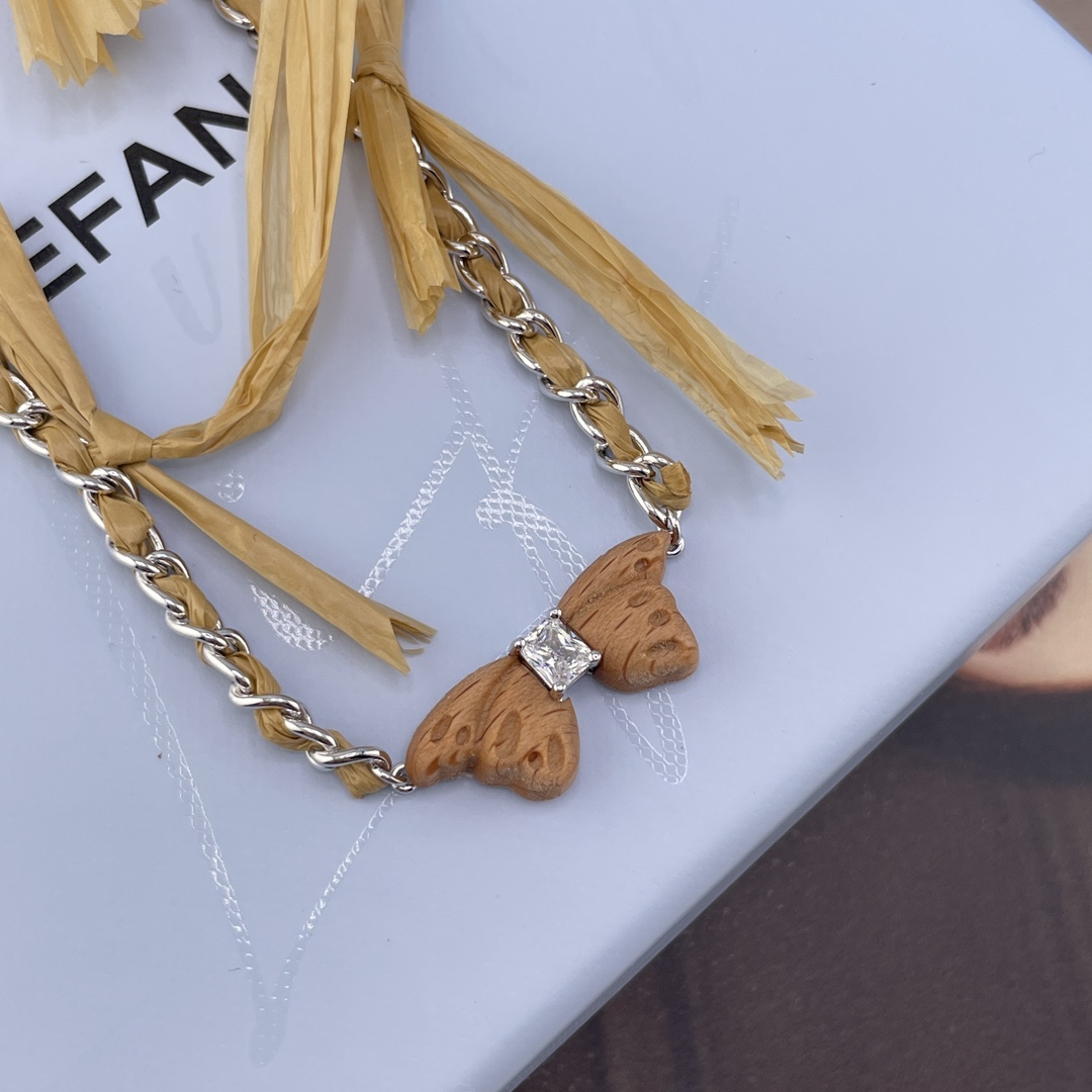 【【HF可拆卸绑带木蝶项链】Z 990！超级特别的设计！一眼心动💗！全新一季「花园系列」枯叶蝶与树纹融为