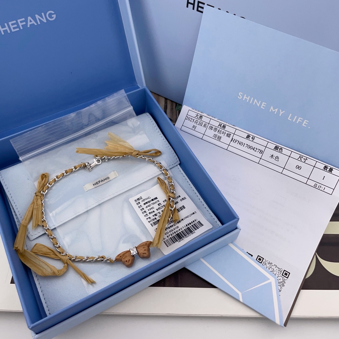 NO:635217,88220【HF detachable strap wooden butterfly necklace】Z!  Super special design!  At first glance, the new season 'Garden Series' dead leaf butterfly is integrated with the tree pattern, which is full of vitality. Inspired by the vigorous vitality of nature, craftsmen carved the three-dimensional butterfly from beech wood with a warm and moist touch of wood, and the recessed position reproduces the texture of the dead leaf butterfly's wing veins, which is lifelike!  The braided strap chain is made of hand-woven raffia, with a detachable bow design, embellishment of fashionable daily life, and interpretation of freedom and elegance. The custom pull buckle design can freely adjust the length!  A must-have for delicate girls, very stylish!  The same series of earrings are newly available at the same time, highly recommended, necklace, Cartier high-end jewelry1986090988220【HF可拆卸绑带木蝶项链】Z ！超级特别的设计！一眼心动全新一季「花园系列」枯叶蝶与树纹融为一体,极具生命力,以大自然的蓬勃生机为灵感,匠人以榉木雕刻立体蝴蝶自带木质的温润触感,凹位复刻枯叶蝶翅脉纹理,栩栩如生！编织绑带链条采用手工编织拉菲草,蝴蝶结可拆卸设计,点缀时髦日常,演绎自在优雅,定制抽拉扣设计可自由调节长度！精致女生必备,非常有设计感！同系列耳钉同步上新,强烈推荐,,necklace,卡迪亚高端饰品,Jewelry