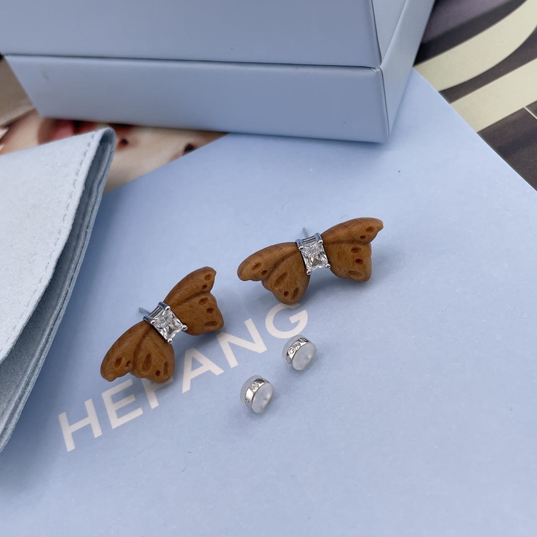 【【HF榉木枯叶蝶耳钉】Z 890！超级特别的设计！一眼心动💗全新一季「花园系列」枯叶蝶与树纹融为一体，