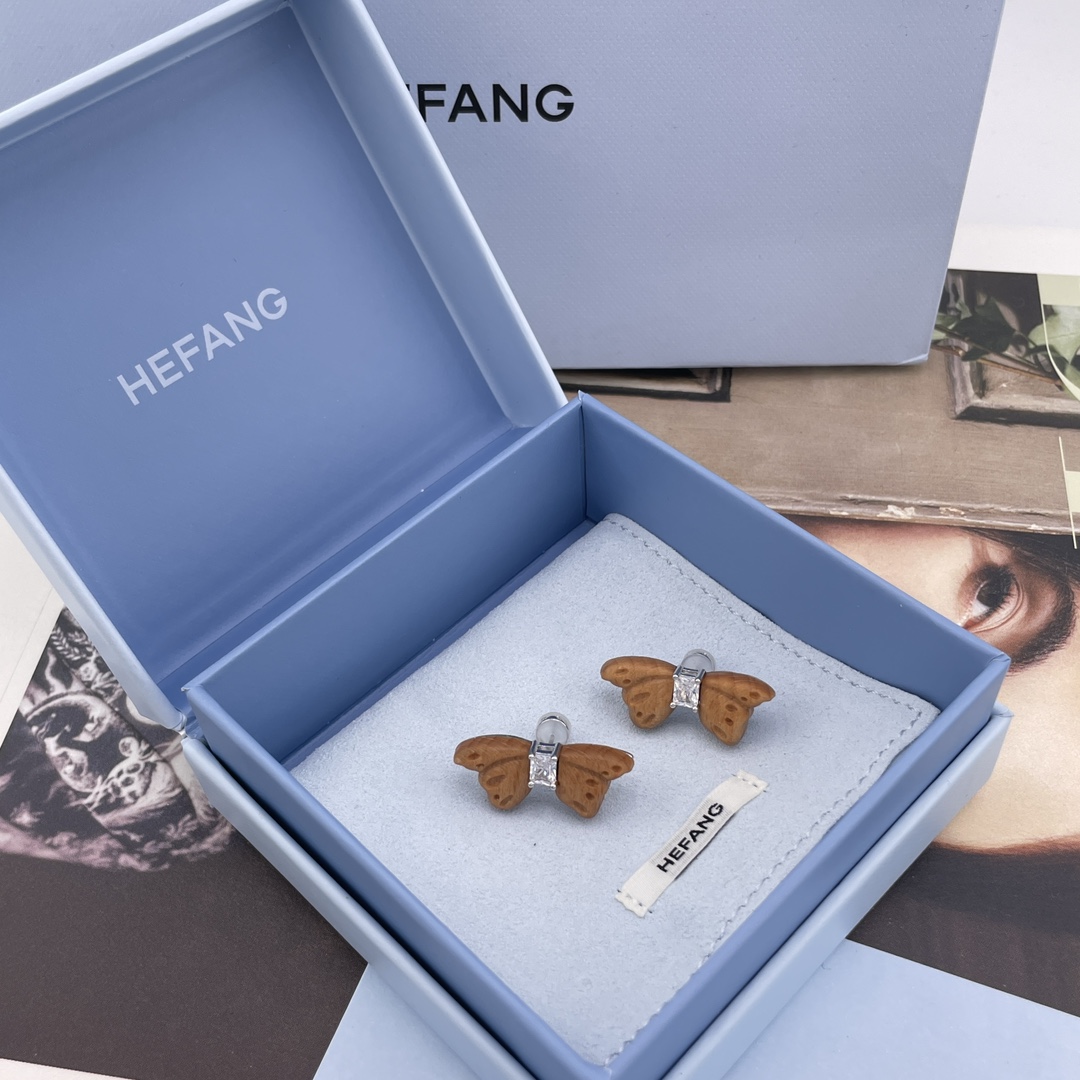 【【HF榉木枯叶蝶耳钉】Z 890！超级特别的设计！一眼心动💗全新一季「花园系列」枯叶蝶与树纹融为一体，