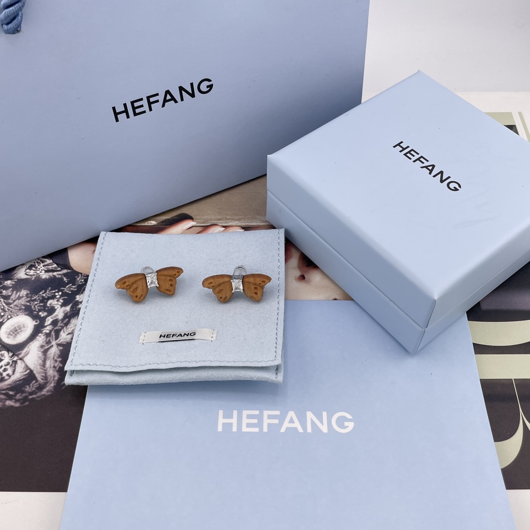 【【HF榉木枯叶蝶耳钉】Z 890！超级特别的设计！一眼心动💗全新一季「花园系列」枯叶蝶与树纹融为一体，