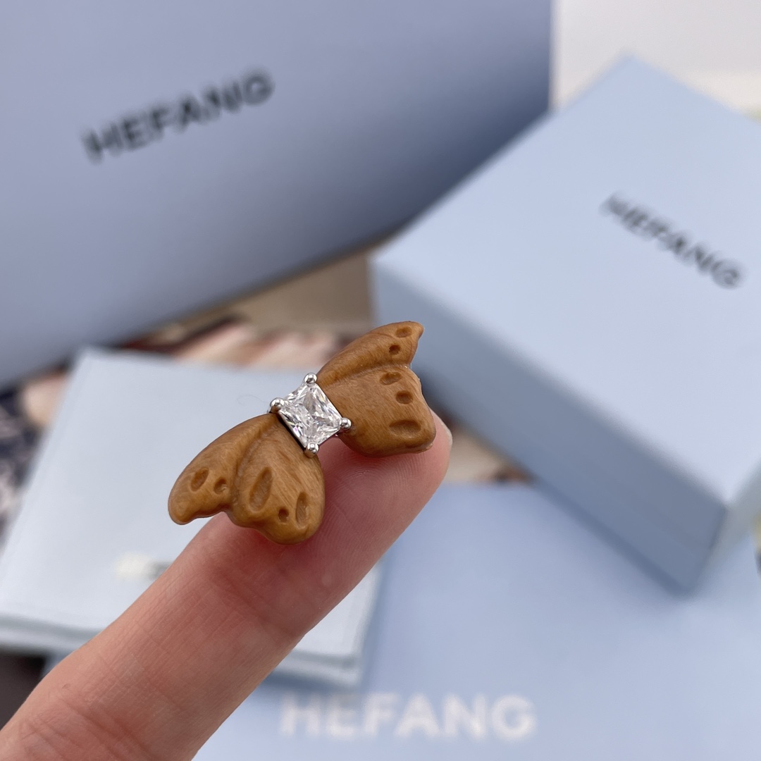 【【HF榉木枯叶蝶耳钉】Z 890！超级特别的设计！一眼心动💗全新一季「花园系列」枯叶蝶与树纹融为一体，