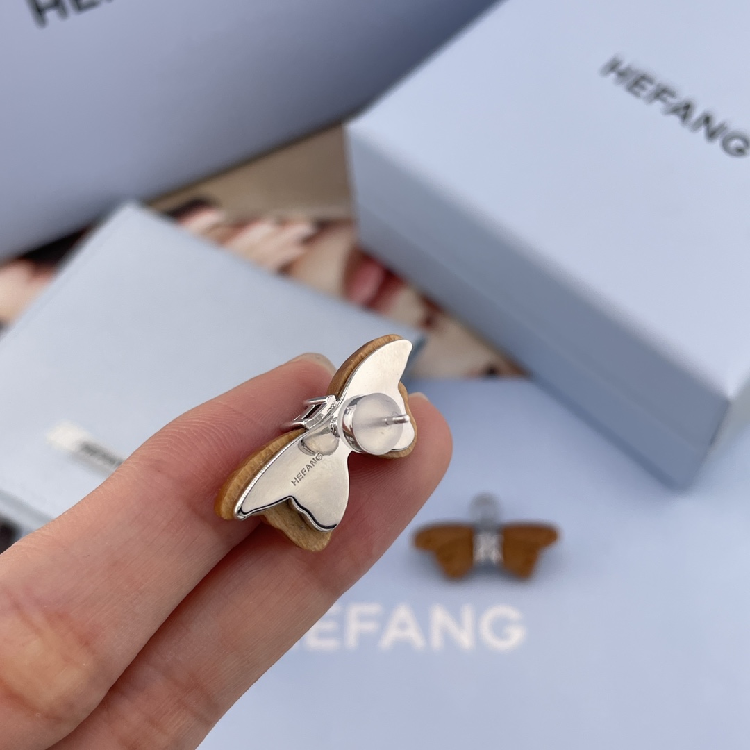 【【HF榉木枯叶蝶耳钉】Z 890！超级特别的设计！一眼心动💗全新一季「花园系列」枯叶蝶与树纹融为一体，