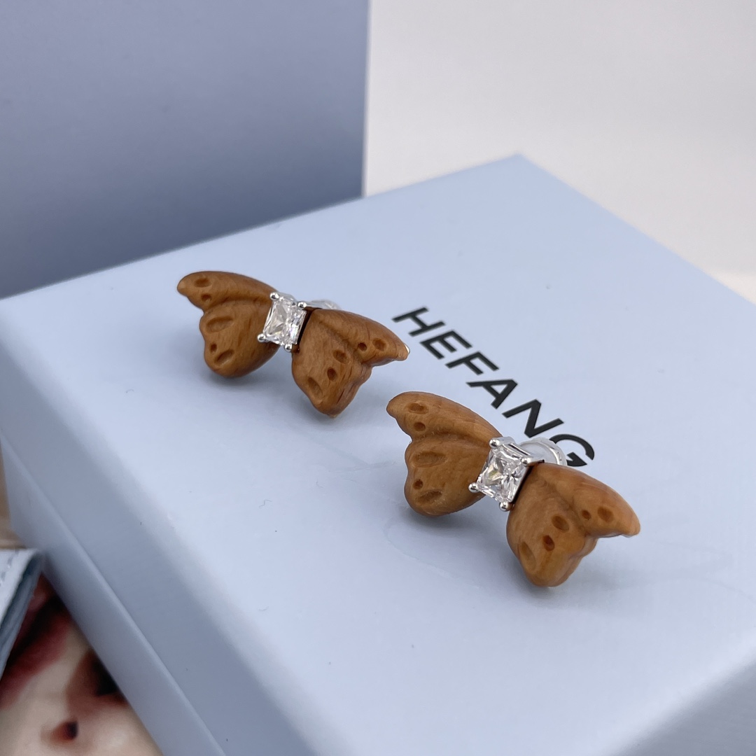 【【HF榉木枯叶蝶耳钉】Z 890！超级特别的设计！一眼心动💗全新一季「花园系列」枯叶蝶与树纹融为一体，