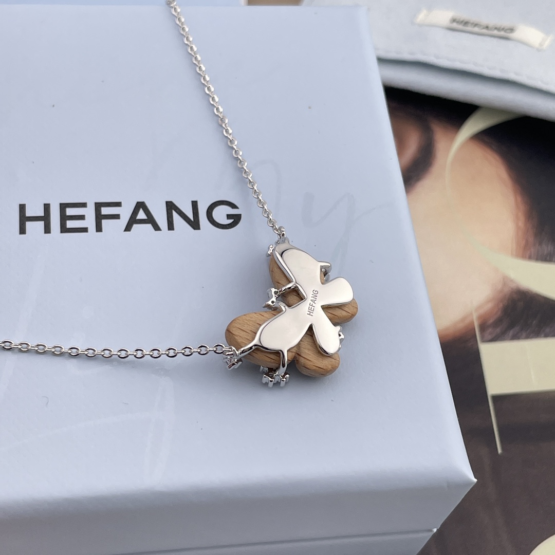 【【HF星光榉木蝴蝶项链】超级特别的设计！一眼心动💗！全新一季「花园系列」枯叶蝶与树纹融为一体，极具生命