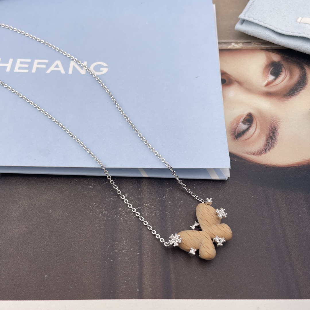 【【HF星光榉木蝴蝶项链】超级特别的设计！一眼心动💗！全新一季「花园系列」枯叶蝶与树纹融为一体，极具生命