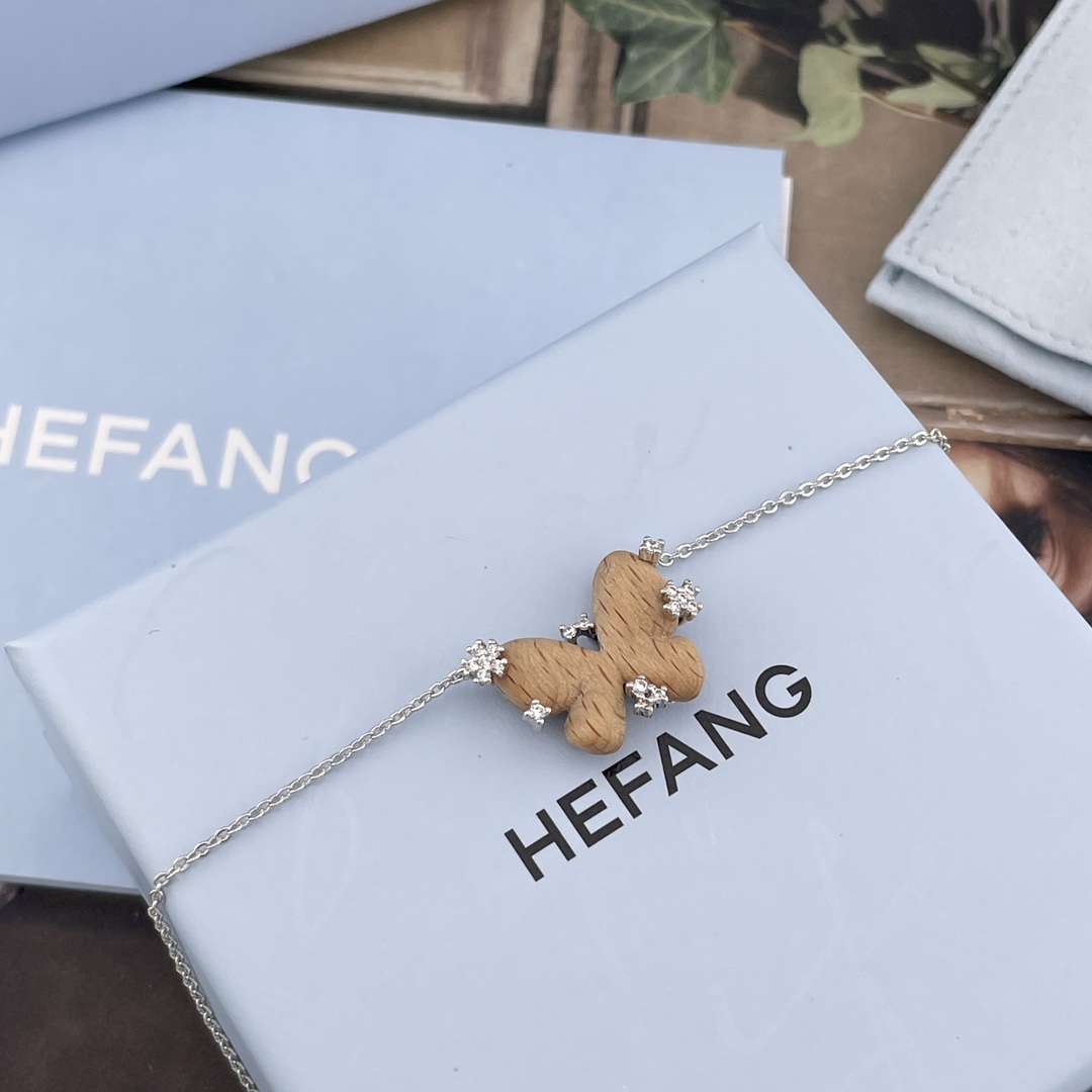 【【HF星光榉木蝴蝶项链】超级特别的设计！一眼心动💗！全新一季「花园系列」枯叶蝶与树纹融为一体，极具生命