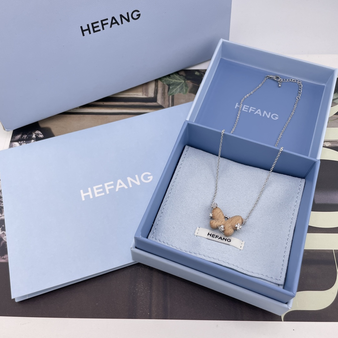 NO:633963,88190 [HF Starlight Beech Butterfly Necklace] Super special design!  At first glance, the new season 'Garden Series' dead leaf butterfly is integrated with the tree pattern, which is full of vitality. Inspired by the vigorous vitality of nature, craftsmen carved the three-dimensional butterfly from beech wood with a warm and moist touch of wood, and the recessed position reproduces the texture of the dead leaf butterfly's wing veins, which is lifelike!  Decorated with small three-dimensional zircon flowers, the wood reflects smart starlight and is gentle and gentle on the skin. It exudes an elegant fragrance. When worn, it feels like being in a garden. Each wood grain is unique. The butterfly wings are hand-carved and slightly warped, showing a unique dynamic beauty. A must-have for delicate girls, it has a very sense of design!  Earrings and necklaces of the same series are newly available at the same time, highly recommended, necklace, Cartier high-end jewelry1986090988190【HF星光榉木蝴蝶项链】超级特别的设计！一眼心动全新一季「花园系列」枯叶蝶与树纹融为一体,极具生命力,以大自然的蓬勃生机为灵感,匠人以榉木雕刻立体蝴蝶自带木质的温润触感,凹位复刻枯叶蝶翅脉纹理,栩栩如生！立体锆石小花点缀,折射灵动星光木质温润亲肤散发淡雅清香,佩戴时如置身花园,每一条的木纹独一无二,蝶翼由手工雕刻,微翘设计,展现独特动态美感,精致女生必备,非常有设计感！同系列耳钉,项链同步上新,强烈推荐,,necklace,卡迪亚高端饰品,Jewelry
