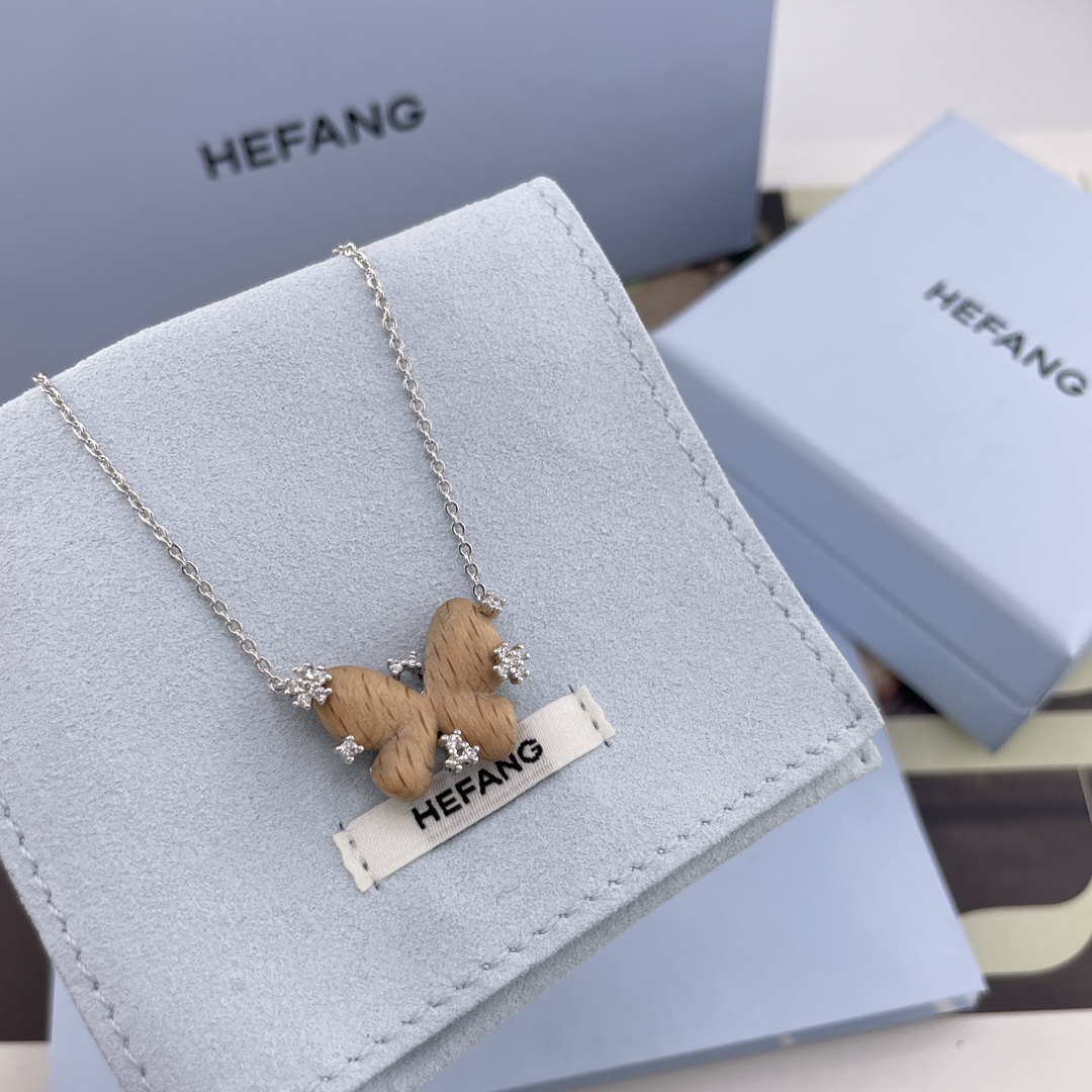 【【HF星光榉木蝴蝶项链】超级特别的设计！一眼心动💗！全新一季「花园系列」枯叶蝶与树纹融为一体，极具生命