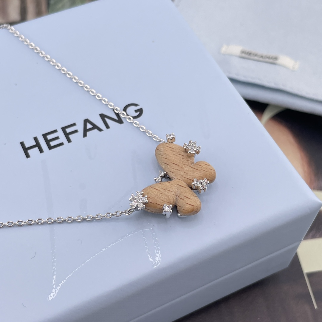 【【HF星光榉木蝴蝶项链】超级特别的设计！一眼心动💗！全新一季「花园系列」枯叶蝶与树纹融为一体，极具生命