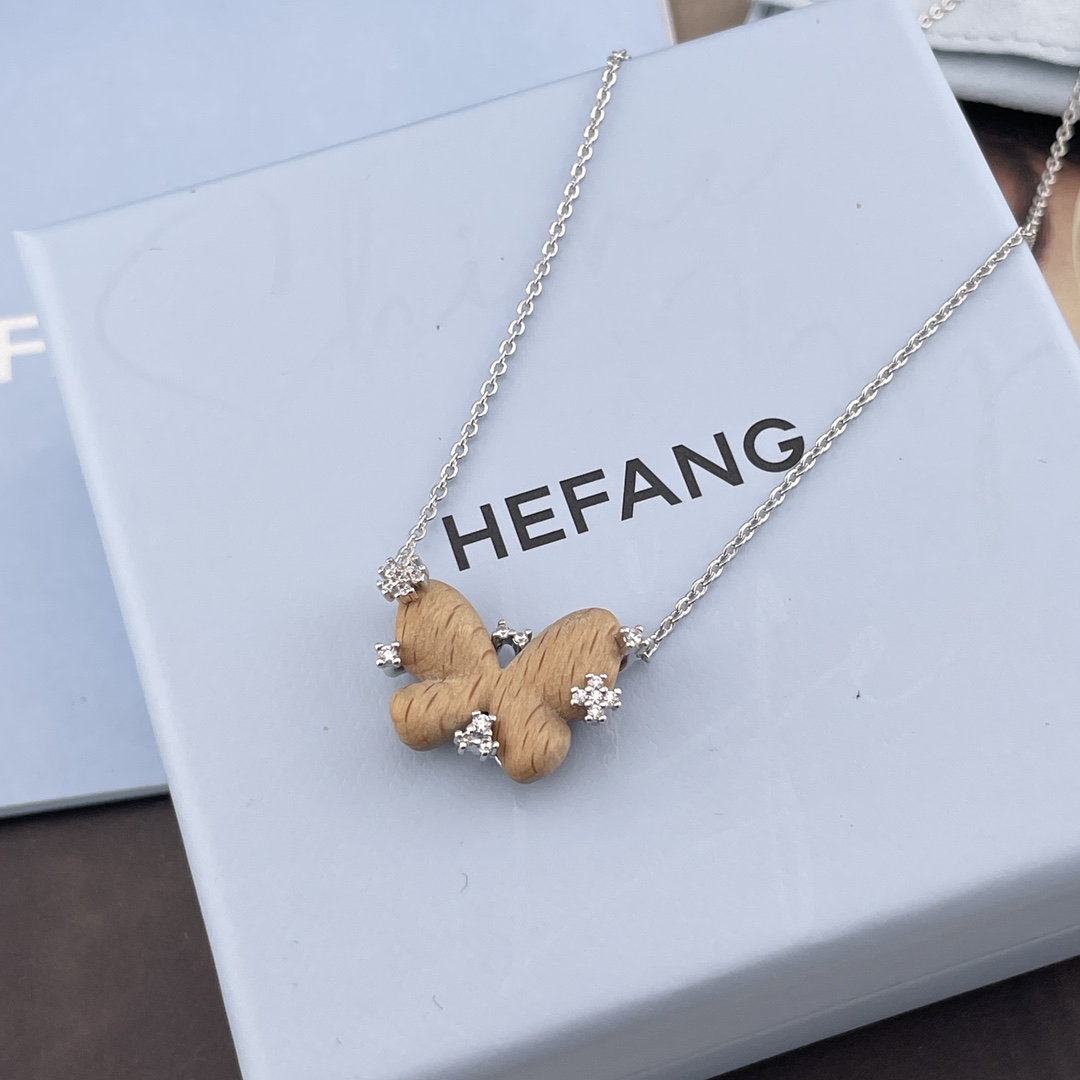 【【HF星光榉木蝴蝶项链】超级特别的设计！一眼心动💗！全新一季「花园系列」枯叶蝶与树纹融为一体，极具生命