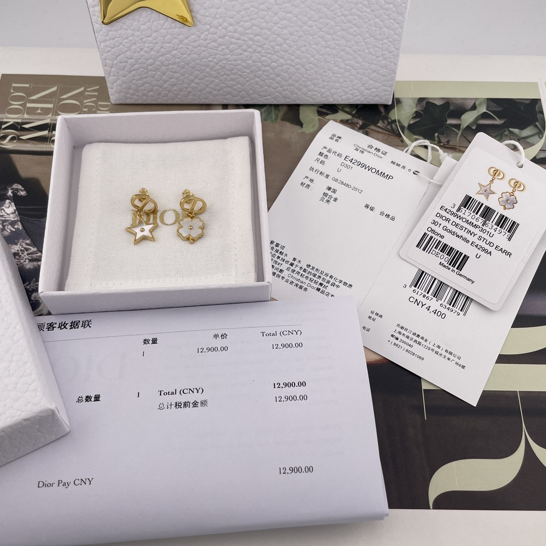 NO:634098,88160【D CD hanging white shell earrings】Z!  Inquiry to customer for large quantity 25 new series!  Be sure to buy it for a high-end feel!  At first glance it looks like a hit!  CD+four-leaf clover,CD+four-leaf clover!  The stars and four-leaf clover are made of natural shells!  Each one has a unique texture, which is particularly advanced and reflects different colors at different angles!  Super beautiful!  A must-see and highly recommended for you to keep for yourself!  Will bracelets, necklaces and earrings of the same series be released at the same time?  Highly recommend a set, necklace, bracelet, Cartier high-end jewelry1986090988160【D CD吊白贝星草耳钉】Z ！量大咨询客Fu25新款系列！一定要买满满的高级感！第一眼看上去它是个爆款！CD+四叶草,CD+四叶草！星星跟四叶草采用天然贝壳材质！颗颗都是独一无二的纹路,特别高级不同角度折射出不一样的色彩！超美！必眼入强烈推荐宝们自留！同系列手链,项链,耳钉同步上新？强烈推荐一套入,,necklace,bracelet,卡迪亚高端饰品,Jewelry