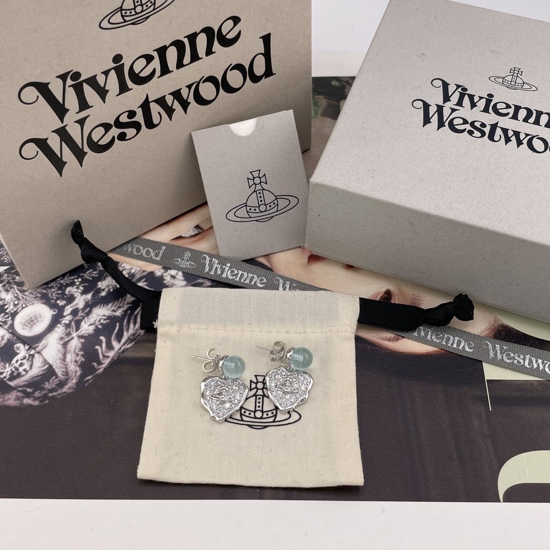 NO:635050,88180【VivienneWestwood】Baby, what is a happy planet? Come on, this is a happy planet!  Stunning blue beads and diamond love heart Saturn earrings, super bling, high-end and cool feeling, close your eyes and rush!  Highly recommended, small and exquisite, you can see it with your eyes closed!  The perfect combination of dopamine and the pure crown ball is a classic symbol. The shining ring of Saturn outlines the flow of future waves, opening up a new encounter with the future!  The irregular hearts are studded with diamonds and explode!  It's not made from cheap diamonds that are readily available on the market!  Adding classic Saturn elements and specially customized mint blue beads, it is super fresh and feels very summery!  Mirror polished without a trace of pitting!  When you get your hands on it, you can completely feel its texture, feel and luster. The rhinestone embellishment appears on the design of Saturn, adding a lot of cool and fashionable pretty looks, making the punk look a little girly at the same time, bringing with it a group of fashion fans!  It’s really beautiful, can be salty or sweet, pure or delicious!  Fall in love at first sight, definitely the leader in the 'practical + high-end' world, absolute yyds, absolute treasure, timeless Saturn, Cardia high-end jewelry1986090988180【VivienneWestwood】宝宝,什么是快乐星球,来,这就是快乐星球！绝美蓝珠吊满钻爱心土星耳钉,超级bling,高级清冷感,闭眼冲！重磅推荐,小巧精致,闭眼入准没错！多巴胺搭配绝配纯粹王冠球是经典的象征,闪耀土星环勾勒未来波光流转间,开启一场与未来的崭新际遇！不规则的爱心镶满钻闪爆了！非市面上随随便便用的廉价钻就做出来的！加上经典的土星元素,特别定制的薄荷蓝珠,超级清新,很夏天的感觉！镜面抛光没有一丝麻点！拿到手完完全全可以感受到它的质感,手感,光泽感超nice用水钻的点缀出现在土星的设计上,增添不少冷艳时髦的俏丽模样,使得朋克同时又有点小少女,自带一群时尚粉！真的敲好看,可盐可甜,可纯可欲！一眼便钟情,绝对是“实用+高级”界的杠把子,绝对的yyds,绝对的宝藏永不过时的土星,,卡迪亚高端饰品,Jewelry