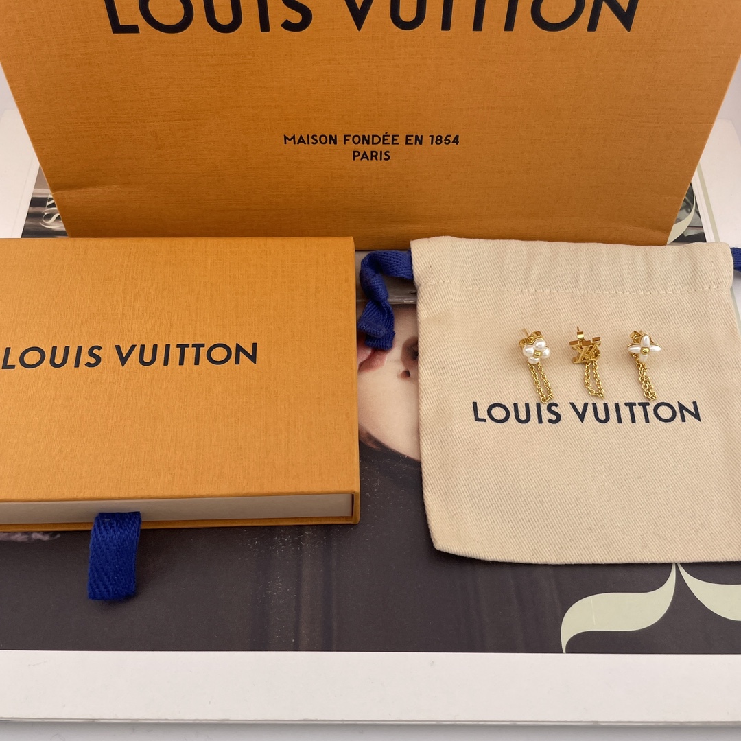 NO:634134,88180【L Green Flower Chain Three-piece Earrings】Z!  Wall crack recommended!  This one is really beautiful!  The specially customized petal-integrated pearl is so beautiful that it melts in my heart!  It took two months to order it back!  The round and plump petals effect is really exciting. The design of the three-piece set is amazing. It’s great value. I love it!  A perfect match for babies with three pierced ears, and babies with two pierced ears can wear it in a variety of ways!  Or wear one for your boyfriend as a couple!  Buy at a profit and be sure to buy products from us!  Full of details!  Necklaces and bracelets of the same series are developed simultaneously!  Close your eyes and rush, one set, earrings, necklace, bracelet, Cartier high-end jewelry1986090988180【L绿小花链条三件套耳环】Z ！墙裂推荐！这款真的太美啦！真心美到心里去了特别定制的花瓣一体珍珠！耗时两个月才订回来！真心不容易圆润饱满的花瓣效果真心太心动啦三件套设计太绝啦超值爱了爱了！三个耳洞宝宝的绝配,两个耳洞的宝宝可以多种佩戴方法！或者一只给男盆友戴绝绝子情侣款！买到赚到且认准我们家出品！细节满满！同系列项链手链同步开发！闭眼冲冲冲,一套入,,earrings,necklace,bracelet,卡迪亚高端饰品,Jewelry