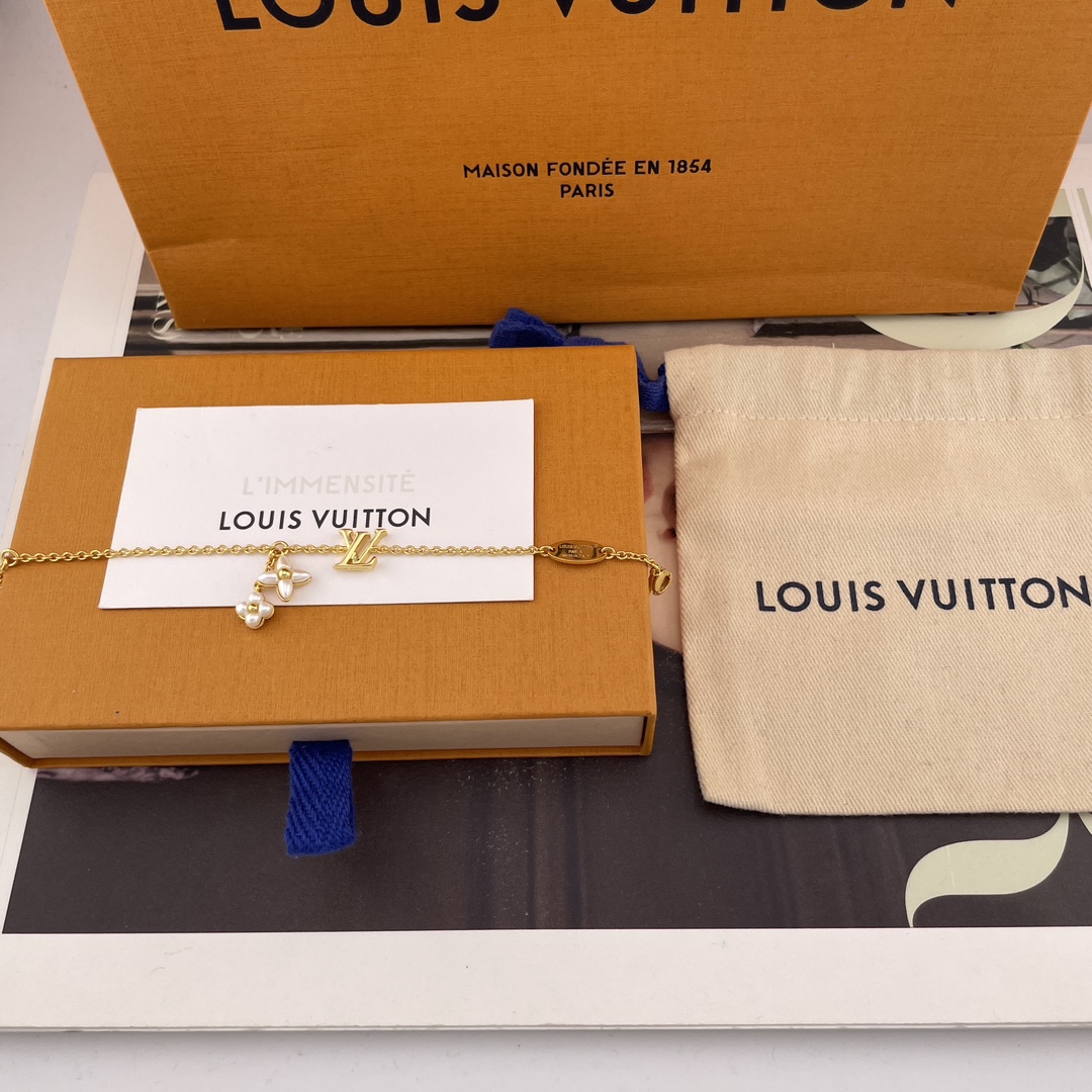 NO:634131,88160【L Green Double Flower Bracelet】Z!  Wall crack recommended!  This one is really beautiful!  The specially customized petal-integrated pearl is so beautiful that it melts in my heart!  It took two months to order it back!  The effect of the round and plump petals is really exciting and full of high-end feeling!  Buy at a profit and be sure to buy products from us!  Full of details!  Necklaces, bracelets, earrings, and earrings from the same series will be available simultaneously!  Close your eyes and rush, one set, earrings, necklace, bracelet, Cartier high-end jewelry1986090988160【L绿双花手链】Z ！墙裂推荐！这款真的太美啦！真心美到心里去了特别定制的花瓣一体珍珠！耗时两个月才订回来！真心不容易圆润饱满的花瓣效果真心太心动啦高级感满满！买到赚到且认准我们家出品！细节满满！同系列项链,手链,耳钉,耳环同步上新！闭眼冲冲冲,一套入,,earrings,necklace,bracelet,卡迪亚高端饰品,Jewelry