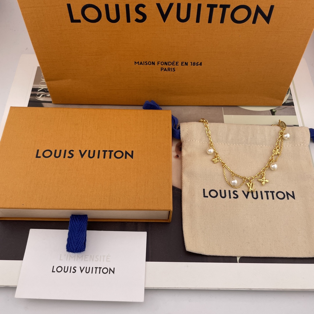 NO:634125,88180【L Green Pearl Gold Flower Tassel Bracelet】Z, super beautiful!  It’s so magical!  Highly recommended at first glance!  The Blooming series is highly recommended. This one is really beautiful. You must wear it with a necklace and bracelet. It’s really magical!  The length can be adjusted freely. It is both exquisite and attractive. The upper body is full of layers. I really like this piece. It is very versatile and can be either salty or sweet. It is the most beautiful suit combination. I will not accept any objection. You must not miss it!  ,,necklace,bracelet,Cardia high-end jewelry1986090988180【L绿珠金花流苏手链】Z ,超级美！太仙了吧！一眼心动强烈推荐！Blooming系列很是推荐,这款真的很唯美,一定要项链手链一起入,真的很仙！长短可自由调节,既精致又耐看,上身层次感十足,真的超喜欢这条,非常百搭可盐可甜,最美套装搭配,不接受反驳,绝对不能错过！,,necklace,bracelet,卡迪亚高端饰品,Jewelry