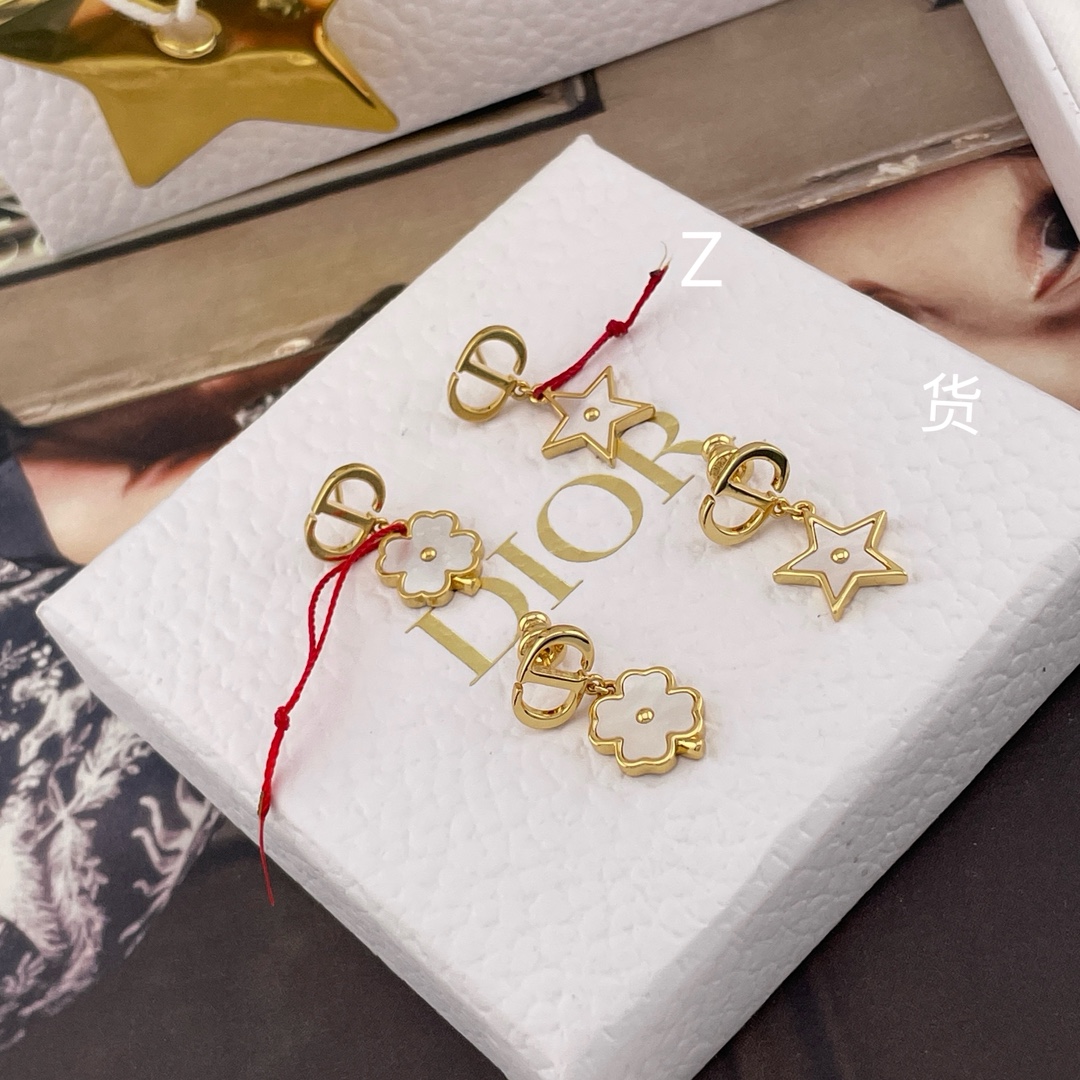 NO:634102,Z VS us!  Look for our products!  Only compare with the target z and infinitely zoom in!  Save 4K!  For us, the craftsmanship of jewelry can now be completely achieved at 99.99. The remaining 0.01 is left to yourself. Don’t be too proud. You can be proud to say that even if others buy Z, they can’t 100% achieve our craftsmanship. Don’t be afraid to compare!  Because all our masters are goldsmiths, every hardware accessory is polished and polished one by one under a microscope, magnified countless times, and they are completely made in the spirit of making atomic bombs, so the level of perfection can be truly said, Cardia high-end jewelry19860909Z VS 我们！认准我们家出品！只对标z无限放大对比！立省4K！饰品类的工艺现在对于我们来说,完完全全能做到99.99,剩下0.01留给自己别太骄傲,可以很自豪的说,别人就算有买Z,也百分百做不到我们的工艺,不怕去对比！因为我们所有的师傅都是做开金货的师傅,每一个五金配件都是在显微镜下,放大无数倍,一一抛光打磨而成,完完全全就是秉着造原子弹的精神,来做饰品类的货,因此完美程度真心可以说,,卡迪亚高端饰品,Jewelry