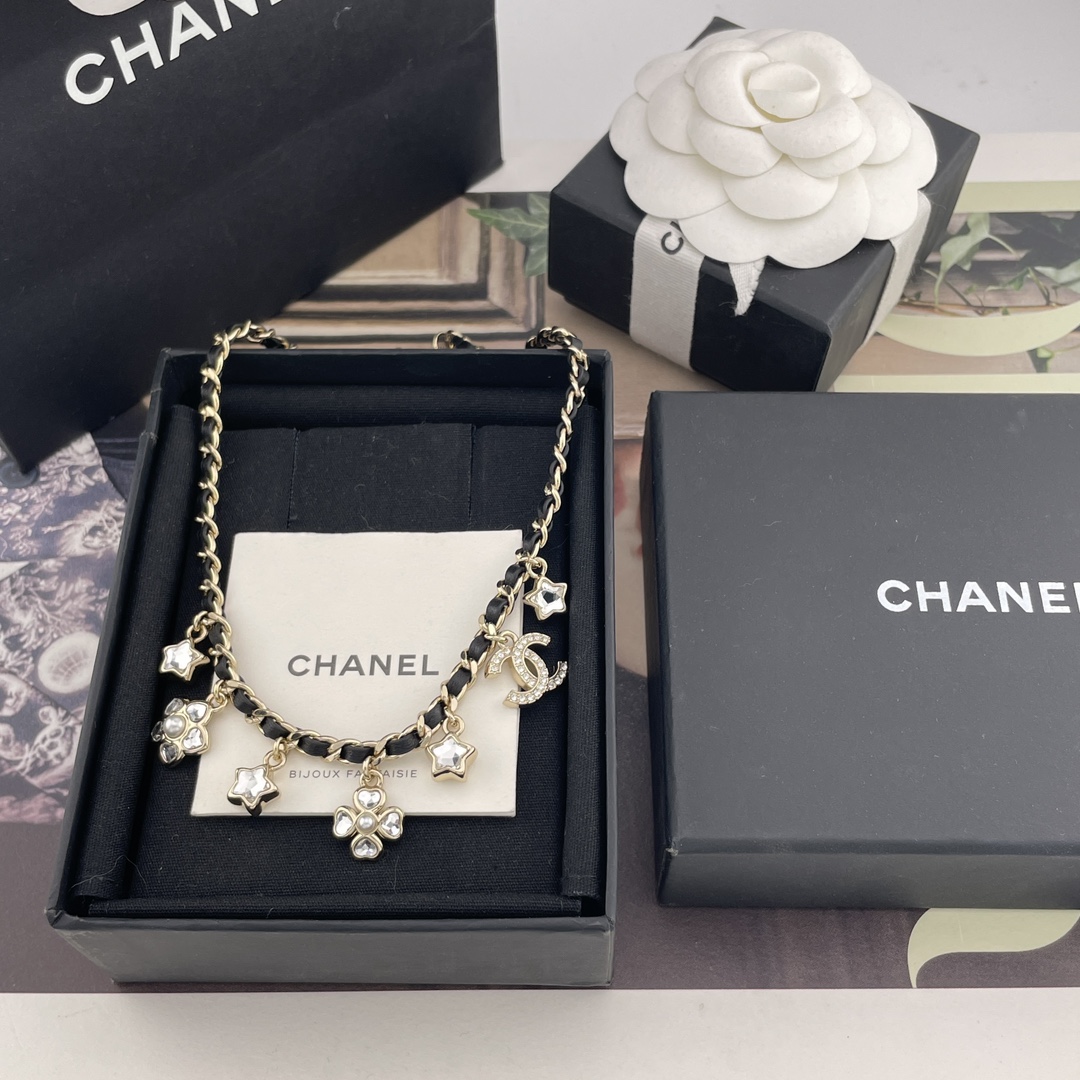 NO:634644,88230【Fragrant leather multi-accessory necklace】Z 10900!  Large quantity, please consult customer service, the length is adjustable, the new autumn and winter stunning series is first launched on the whole network, super beautiful and super fairy uniform Z, specially customized love star shape, Swarovski crystal + lambskin, super bling with stars, four-leaf clover, camellia, double c leather chain elements on it!  Smart and sweet summer outfits will add a sense of high-end and fashion. Don’t miss it!  Must-have, necklace, sheepskin, Cartier high-end jewelry1986090988230【香穿皮多配件项链】Z 10900！量大咨询客Fu长度可调节秋冬新款绝美系列全网首发超美超仙一致Z特别定制的爱心星星形状嗯施华洛水晶+小羊皮,超级bling上边集合了星星,四叶草,山茶花,双c皮穿链元素！灵动又甜飒夏日穿搭高级感倍增时髦精千万不要错过啦！必冲,,necklace,sheepskin,卡迪亚高端饰品,Jewelry