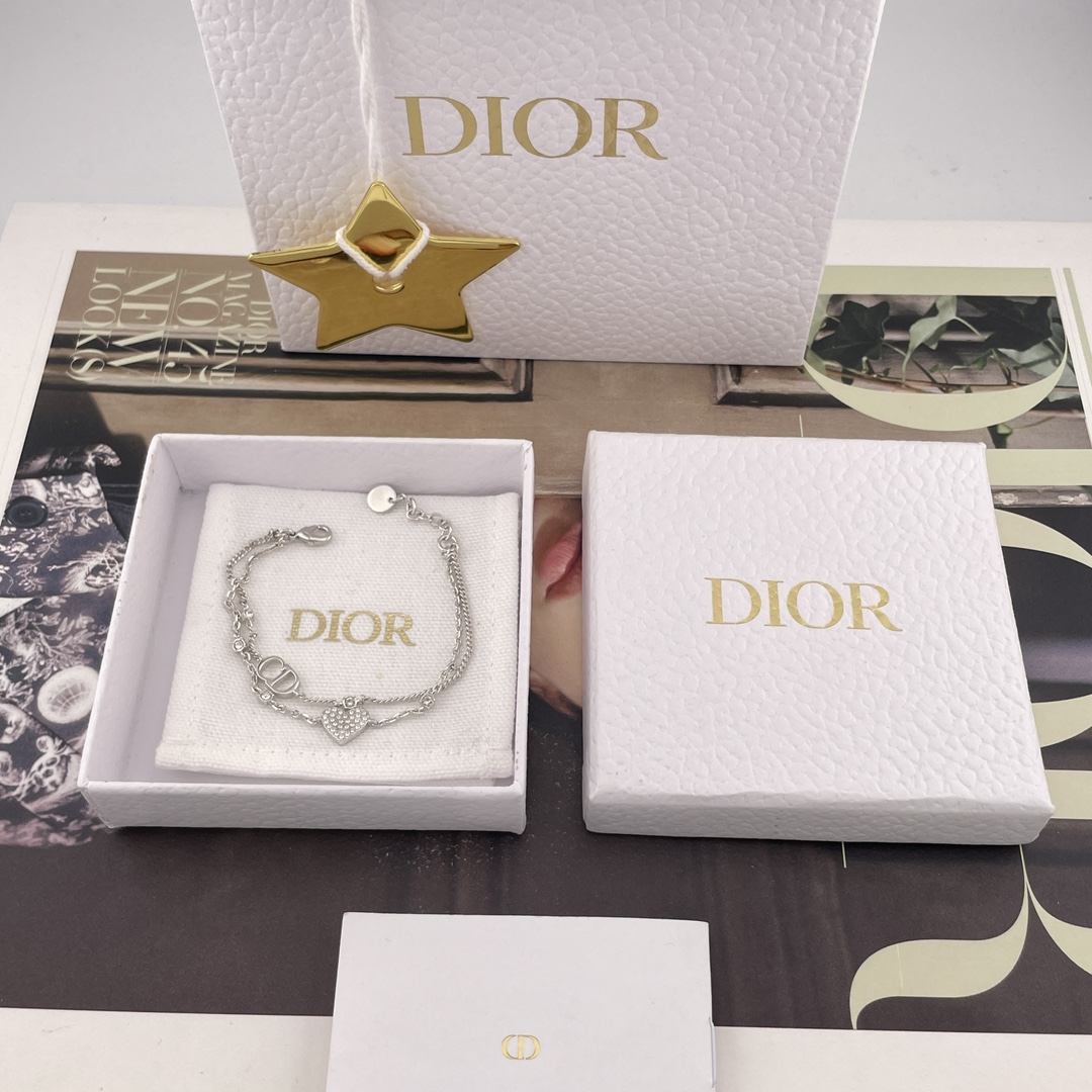 NO:634259,88160 [cd full diamond love double layer bracelet] Z, 25 latest model!  The latest cool silver color!  Great looking items in stock. The old rules are first come first served!  This is a style you can never go wrong with when flushing with your eyes closed!  Very classic and advanced!  This is a style that you will still like very much if you take it out ten years later!  The packaging material is made of brass and is filled with Swarovski diamonds!  Very bling, the silver white diamond is really cool and high-end!  Love it so much!  Exquisite and compact design, very suitable for daily wear!  ,,bracelet,Cardia high-end jewelry1986090988160【cd满钻爱心双层手链】Z ,25最新款！清冷感最新银色！巨好看现货老规矩先到先得！闭眼冲绝对不会出错的款式！非常的经典且高级！这是一款十年后拿出来也还会是很喜欢的款式！送包装材质为黄铜材质,颗颗施华洛钻！非常的bling,银色白钻真的非常的清冷高级！太爱啦！精致小巧的设计,非常适合日常穿搭！,,bracelet,卡迪亚高端饰品,Jewelry