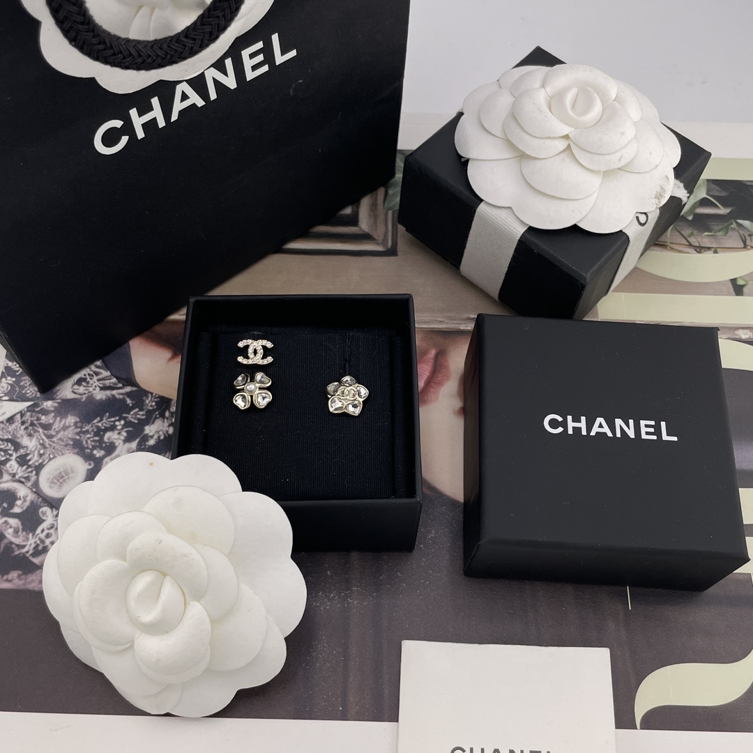 NO:647355,88160 [Fragrant star c grass three-piece earring set] Z!  Large quantity consultation customer service autumn and winter new beautiful series of super beautiful super fairy four-leaf clover, camellia, double c!  Three-piece set design [Wow] It looks good no matter how you match it. Who doesn’t love it? Dear babies with three pierced ears, a three-piece set of earrings is tailor-made for you!  No more racking your brains to match!  Get one set to get everything. Baby with two pierced ears can switch to multiple wearing effects with the same ZP Swarovski crystals. It is smart and sweet for summer wear. It doubles the sense of high-end and fashionable. Don’t miss it!  A must-have, Cardia high-end jewelry1986090988160【香星c草三件套耳钉】Z ！量大咨询客Fu秋冬新款绝美系列超美超仙四叶草,山茶花,双c！三件套设计[哇]怎么搭配怎么好看,谁不爱呢三个耳洞的宝贝们,为你们量身定做的三件套耳钉！再也不用绞尽脑汁去搭配了！入一套搞定一切两个耳洞的宝贝切换多种佩戴效果一致ZP颗颗施华洛水晶,灵动又甜美夏日穿搭高级感倍增时髦精千万不要错过啦！必冲,,卡迪亚高端饰品,Jewelry