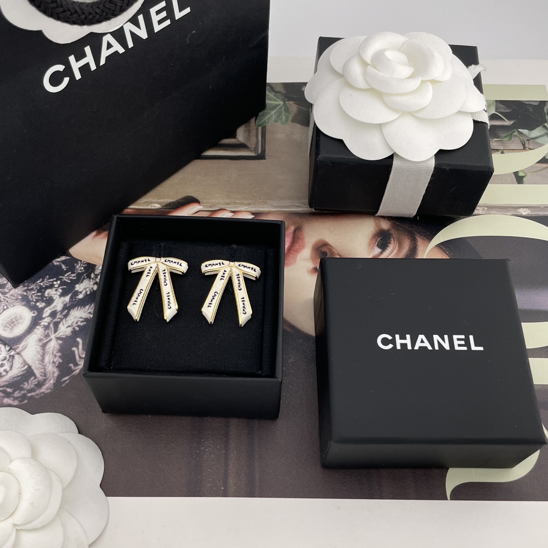 NO:634357,88180 [Fragrant Black Letters and White Ribbon Bow Stud Earrings] Second-hand style!  It's so beautiful that it touches my heart. Highly recommended!  A must buy!  It's so beautiful. It has just the right sense of presence and is highly collectible. It has a vintage flavor. Highly recommended!  'Fashion is fleeting, style lasts forever' This is the charm of Vintage!  The phrase 'come by chance but not by chance' is perfect when applied to the Ch@nel Vintage series. The timeless classic charm can be worn now and will be worn in the future. So, usually when I encounter a vintage style that I like, I will definitely collect it without saying a word. Moreover, just like investment, Vintage that has steadily appreciated in value is so worth owning. [witty] [witty] [witty] This is super worth collecting!  A style that I will still love very much ten years later, Cardia high-end jewelry1986090988180【香黑字母白丝带蝴蝶结耳钉】中古款！美得不可方物,太戳中我的心了超级推荐！必买款！真心太绝美了恰到好处的存在感极具收藏价值,很有vintage的味道,非常推荐！“流行稍纵即逝,风格永存”这就是Vintage的魅力！可遇而不可求这句话用在Ch@nel Vintage系列上是再合适不过了,历时不变的经典魅力,现在佩戴,将来还能佩戴.So,一般遇到我喜欢的Vintage款式,二话不说,绝对会收藏,而且,就像投资一样,稳健升值的Vintage,你太值得拥有了[机智][机智][机智]这款超级值得收藏！十年后看还会觉得非常爱的款式,,卡迪亚高端饰品,Jewelry