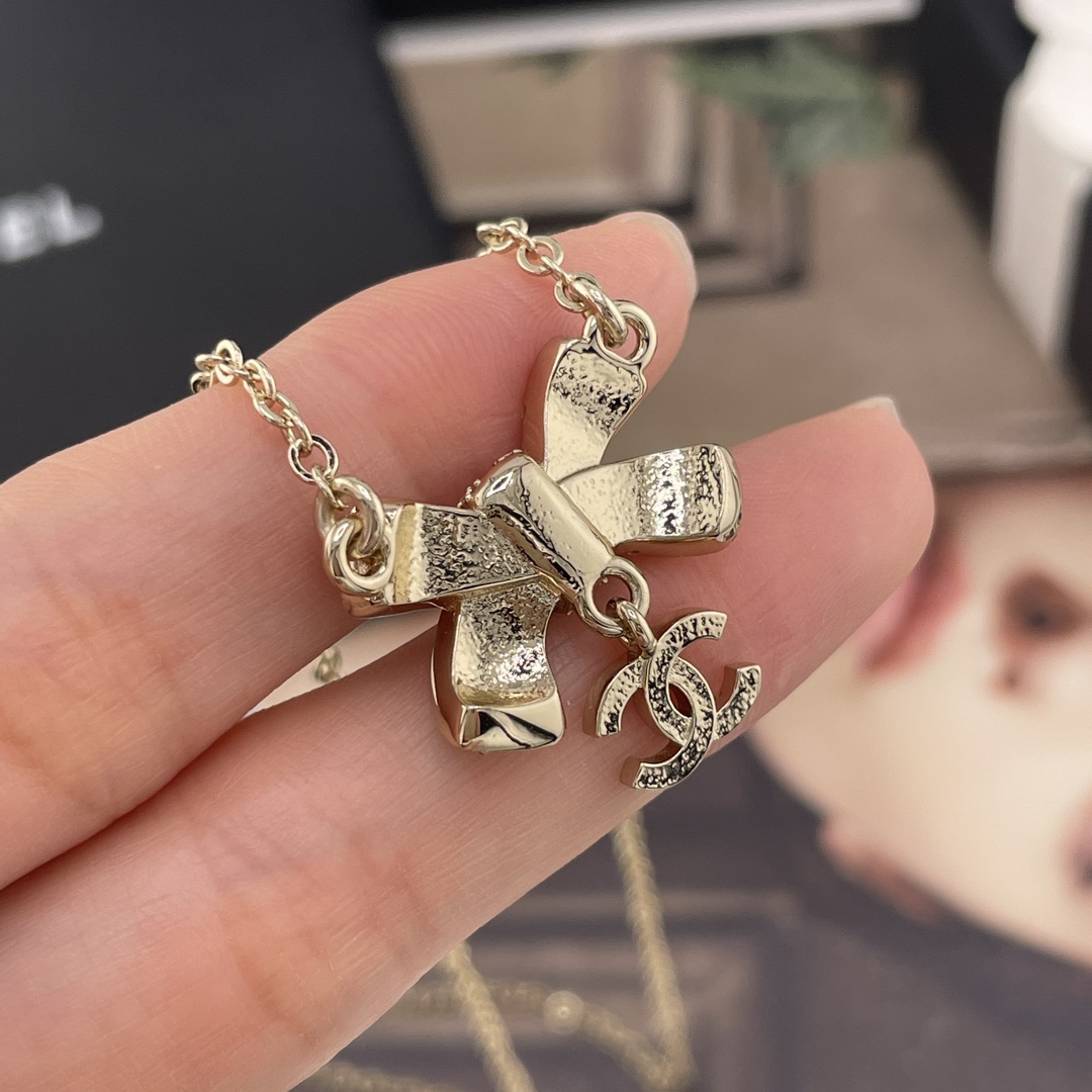 【【香蝴蝶结吊c项链】Z 7500！量大咨询客Fu❗️秋冬新款绝美系列❗️全网首发❤️。爱了爱了🤩🤩，蝴