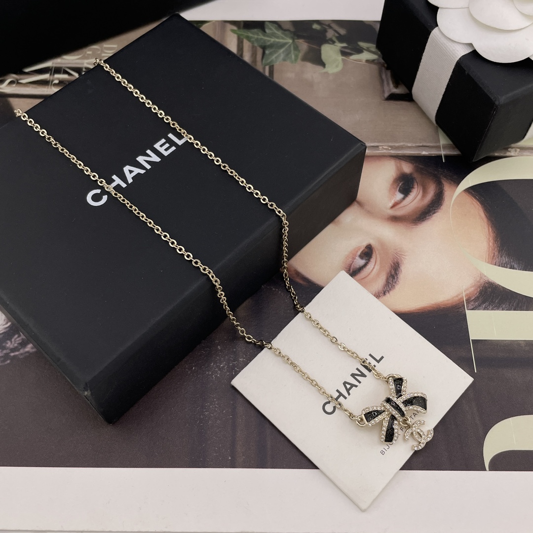 【【香蝴蝶结吊c项链】Z 7500！量大咨询客Fu❗️秋冬新款绝美系列❗️全网首发❤️。爱了爱了🤩🤩，蝴