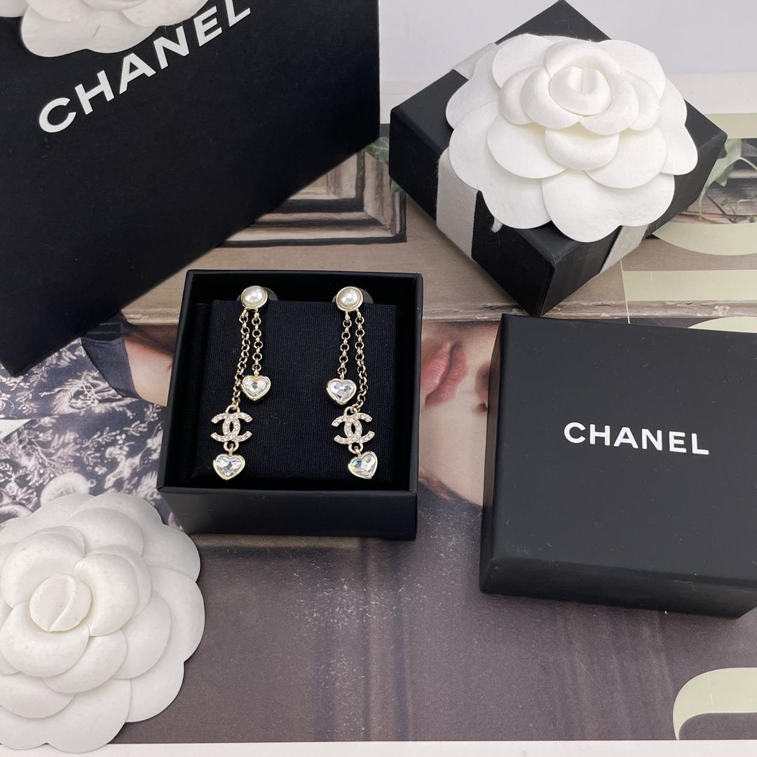 NO:635943,88180【Fragrant long and short tassel love diamond earrings】Z 6700!  For large quantities, please contact customer service for the latest autumn and winter styles in stock!  First discovered on the whole internet, wow wow, it’s so beautiful. The design of long and short tassels is super smart and super flattering to your face!  There are specific Swarovski love crystals on it!  Super blingbling!  The upper body looks like the daughter of a wealthy family. She is so sweet that it is irresistible and makes your heart beat!  The same series of necklaces, studs, earrings, long chains and brooches from Taiaila are now available simultaneously!  A set is a must!  So beautiful, earrings, necklace, brooch, breastpin, Cardia high-end jewelry1986090988180【香长短流苏爱心钻耳钉】Z 6700！量大咨询客Fu现货秋冬最新款！全网首发现huo哇哇,太美了长短流苏的设计超级灵动,超级修饰脸型巨巨巨美！上边颗颗特定的施华洛爱心水晶！超级闪blingbling！上身富家千金既视感,超甜美真的让人无法拒绝是心动的感觉！太爱啦同系列项链,耳钉,耳环,长链,胸针同步上新！一套必要冲！太美太好看啦,,earrings,necklace,brooch，breastpin,卡迪亚高端饰品,Jewelry