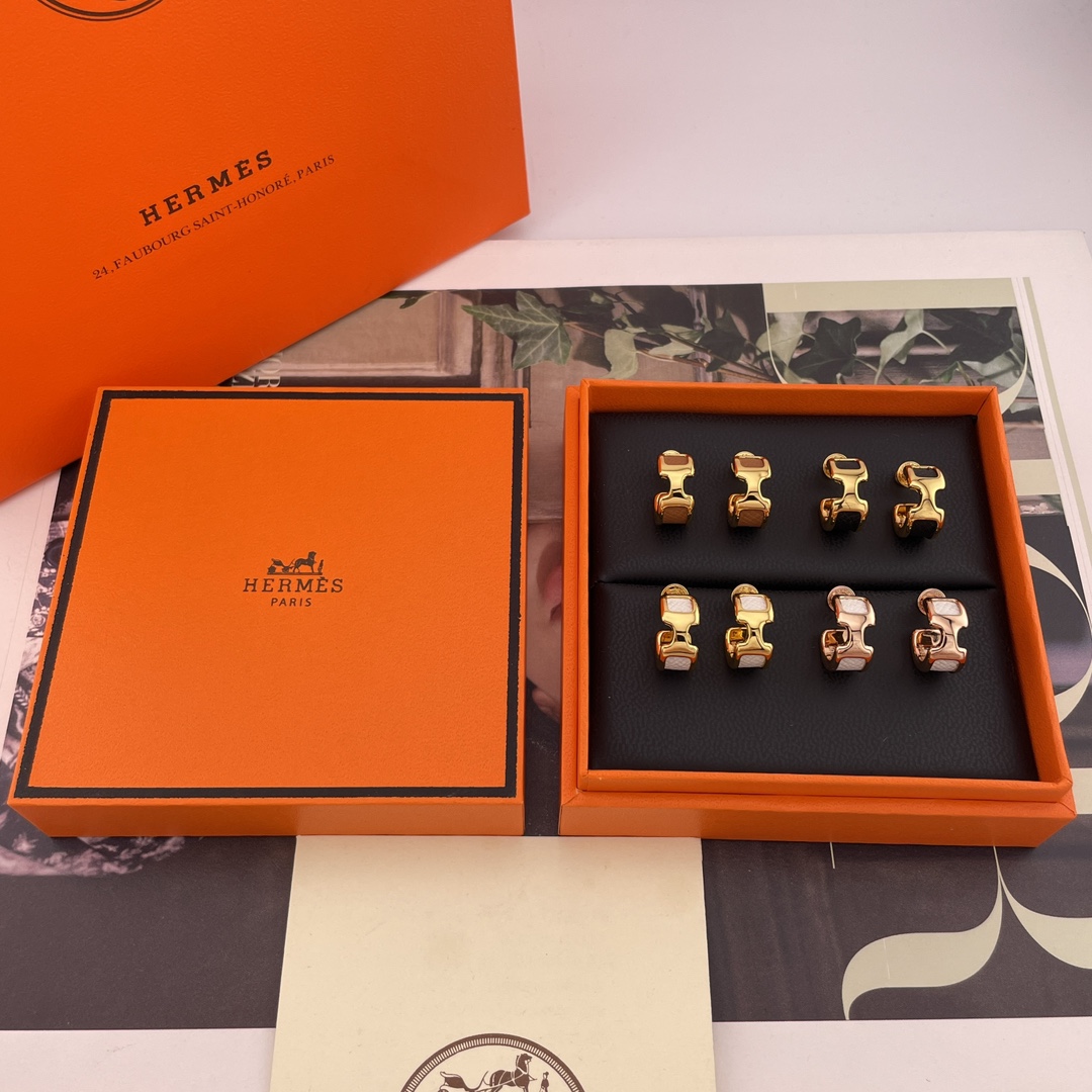 NO:635586,88180 [H leather earrings] Z, the best couple model, O'Maillon series!  Minimalist logo design paired with calfskin!  Full of high-end feel!  Classic gold and white, gold and black colors, fashionable rose white, and gold and brown colors of autumn and winter Maillard colors that are full of luxury!  Four colors!  Close your eyes and hit the same brass and gold-plated material!  All the specially customized drum-shaped ear plugs are in the same color as the silver ear pins!  Make sure the details of our products are consistent!  Fighter in H classic!  It looks great, is simple, clean and refined, and is incomparably versatile!  A must-have evergreen item for all seasons!  ,,earrings,cowhide,gold plating,Cardia high-end jewelry1986090988180【H皮耳环】Z ,最佳情侣款,O'Maillon系列！极简logo设计搭配小牛皮！满满高级感！高级感满满的经典金白,金黑配色,时尚玫白,秋冬美拉德色系的金棕配色！四个颜色！闭眼冲z一致黄铜镀金材质！特别定制的腰鼓形耳堵所有颜色都是一致zp银色耳针！认准我们家出品一致zp细节！H经典中的战斗机！颜值超高简单干净且精致,无敌百搭！必入四季常青单品！,,earrings,cowhide,gold plating,卡迪亚高端饰品,Jewelry
