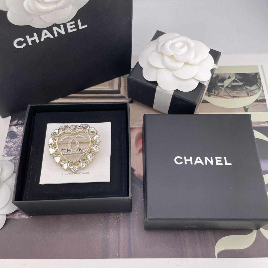 NO:634633,88180【Fragrant Love Diamond Hollow Love Brooch】Z!  Large quantity consultation customer service25 autumn and winter latest series!  Beautiful love!  First release on the entire network!  The old rule is first come first served!  Love it so much!  So beautiful and fairy-like!  Specially customized, zp consistent Swarovski love diamonds and super bling distinguish the low-end products on the market!  Daily matching, first choice for date matching!  Huge, huge, huge, beautiful!  Low-key and high-end light gold color matching!  Full of high-end feel!  The whole series is updated simultaneously!  A set of closed-eye punch, brooch, breastpin, Cardia high-end jewelry1986090988180【香爱心钻镂空爱心胸针】Z ！量大咨询客Fu25秋冬最新款系列！绝美爱心！全网首发！老规矩先到先得！太爱啦！太美太仙啦！一眼心动颗颗特别定制,zp一致施华洛爱心钻超级bling区分市面low货！日常搭配,约会搭配首选！巨巨巨巨美！低调高级的浅金色搭配！高级感满满！全系列同步上新！一套闭眼冲,,brooch，breastpin,卡迪亚高端饰品,Jewelry