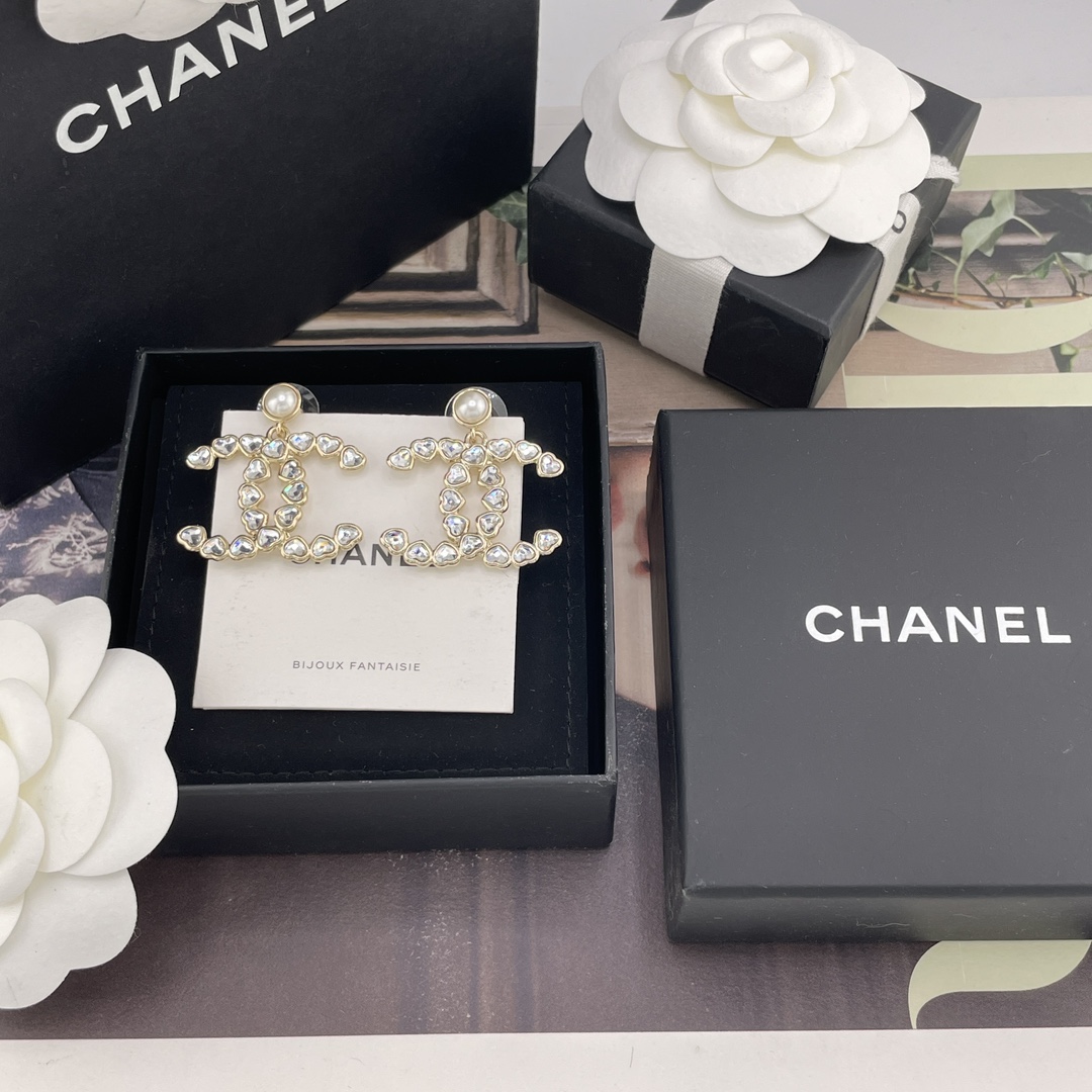 NO:634650,88200 [Fragrant bead hanging large c love diamond earrings] Z!  Large quantity consultation customer service25 autumn and winter latest series!  Beautiful love!  First release on the entire network!  The old rule is first come first served!  Love it so much!  So beautiful and fairy-like!  Specially customized, zp consistent Swarovski love diamonds, super bling, a pair of earrings with dozens of Swarovski love diamonds on them!  As we all know, Swarovski’s special-shaped diamonds are really huge and expensive!  Dozens of love diamonds account for more than half of the huge and huge cost!  It’s so good-looking that it distinguishes the low-end versions on the market!  Daily matching, first choice for date matching!  So beautiful, so beautiful, low-key and high-end light gold color combination!  Full of high-end feel!  The whole series is updated simultaneously!  A set of closed eyes, high-end Cartier jewelry1986090988200【香珠吊大c爱心钻耳钉】Z ！量大咨询客Fu25秋冬最新款系列！绝美爱心！全网首发！老规矩先到先得！太爱啦！太美太仙啦！一眼心动颗颗特别定制,zp一致施华洛爱心钻超级bling一对耳钉上大几十颗施华洛爱心钻！总所周知施华洛的异形钻真的巨巨巨贵！几十颗爱心钻就占了一半多成本巨巨巨重本！巨好看区分市面low版！日常搭配,约会搭配首选！太美太美啦低调高级的浅金色搭配！高级感满满！全系列同步上新！一套闭眼冲,,卡迪亚高端饰品,Jewelry