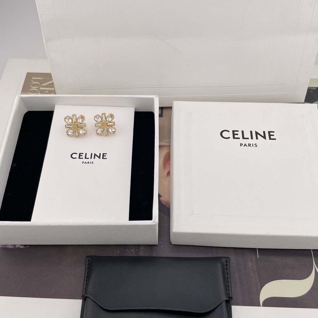 NO:634712,88160【C rhinestone Arc de Triomphe earrings】Z, the same style as Liu Shishi is so beautiful!  Fall in love with the latest super bling series at first sight!  A favorite among internet celebrities who have been ordering this for a long time!  It is composed of four Swarovski drop diamonds and four baguette diamonds. The whole piece is cut by CNC technology using a million imported precision engraving machine. The lines are clean and neat!  Very heavy duty!  Special-shaped diamonds are huge and expensive!  Fully meticulous polishing!  The details are handled with care and are even more perfect than zp!  Distinguish between the various low version wall cracks on the market and recommend them!  The upgraded version of the four-leaf clover shape brings double luck, and the upper body is completely white and rich. It is so stunning, so beautiful, so bling, so cool and sweet. Retro and grand, it can be used in any style!  The same necklaces, earrings, hairpins and brooches are available simultaneously!  It is recommended to use one set if the wall is cracked!  This series can be worn all year round. It wowed the audience. It’s so beautiful. It’s so stunning that I have no words to say. Haha, earrings, necklace, brooch, breastpin, hairpins, Cartier high-end jewelry.1986090988160【C 水方钻凯旋门耳钉】Z ,刘诗诗同款太美啦！一眼爱上超级bling最新款系列！定了好久的钻网红们的最爱！由四颗施华洛水滴钻和四颗长方钻组成,整体由百万进口精雕机cnc工艺切割而出,线条干净利落！非常重工！异形钻巨巨巨贵！度全方位细致抛光！细节真心处理的比zp还完美！区分市面各种low版墙裂推荐！升级版四叶草形状带来加倍幸运,上身一整个白富美,太绝太美太bling了酷甜.复古.大气,什么风格都能驾奴的妥妥的！同款项链,耳环,发夹,胸针同步上新！墙裂建议一套入！一年四季都可以佩戴的系列,炸翻全场简直美翻了好不,迷死人没话说,哈哈,,earrings,necklace,brooch，breastpin,hairpins,卡迪亚高端饰品,Jewelry