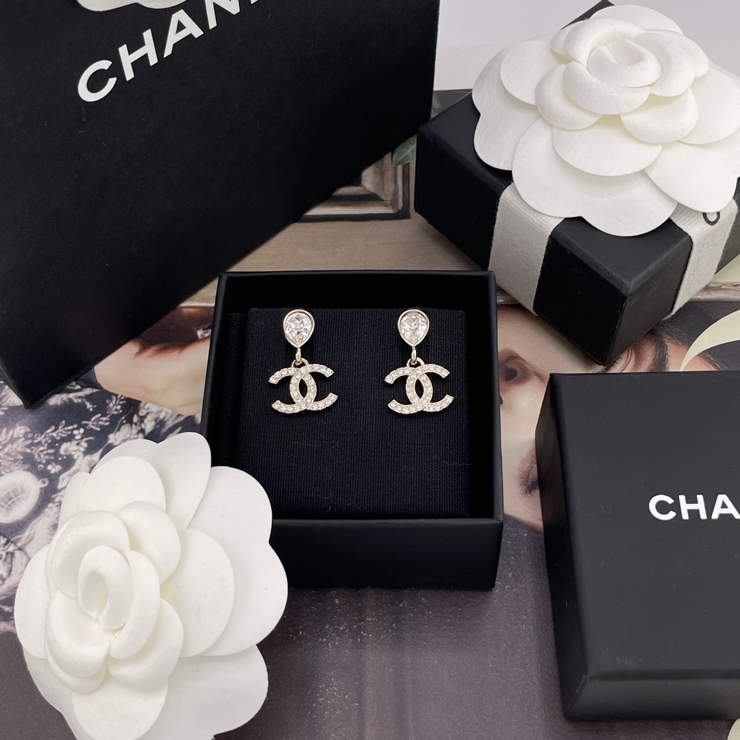 NO:634770,88170 [Perfume drop diamond pendant c earrings] Z, new style for autumn and winter 25!  Very classic design and full of Swarovski diamonds, super bling!  It’s been a long time since I saw the super everyday double C full diamond earrings!  Classic, eye-catching and very beautiful, the upper ears are full of fairy-like charm, and the specific Swarovski crystals are very expensive!  But, it is really beautiful and very suitable for daily use. Believe me, this one will not go out of style if you blindly buy it. You can’t go wrong with it. It is definitely a versatile style that will last forever. [Let me see] The same style of ear clips will be released at the same time!  Babies without pierced ears can choose ear clips!  ,,earrings,Cardia high-end jewelry1986090988170【香水滴钻吊c耳钉】Z ,25秋冬新款！很经典的设计且颗颗施华洛钻,超级bling巨美！久违了超日常双c满钻耳环！经典又耐看特别特别美,上耳仙气十足,特定的施华洛水晶,成本特别高昂！but,真心很美,非常适合日常的一款,这款相信我,盲入不过时,错不了,绝对万年百搭款[让我看看]同款耳夹同步上新！无耳洞的宝宝可以选耳夹哦！,,earrings,卡迪亚高端饰品,Jewelry