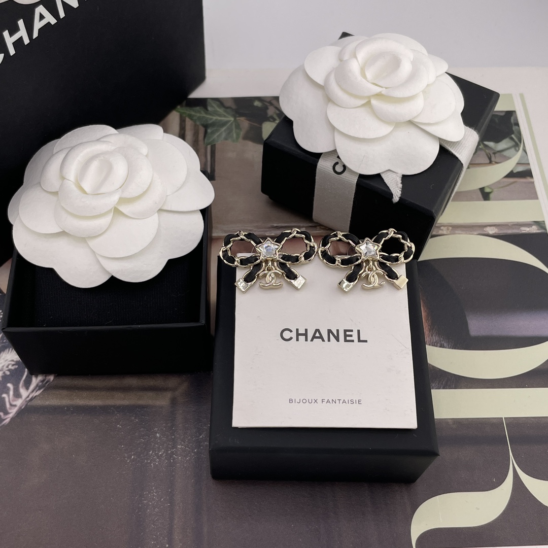 NO:635946,88180 [Fragrant Star Diamond Leather Bow Stud Earrings] Purchased on behalf of Z!  The latest collection for autumn and winter 25!  The first exclusive spot on the entire network, the old rules are first come, first served!  Super beautiful and super fairy ZP specially customized heart-shaped Swarovski crystal + lambskin, super bling handmade chain elements!  Super heavy-duty, smart and sweet. Don’t miss this summer outfit that adds a sense of luxury and fashion!  Must flush,,sheepskin,Cardia high-end jewelry1986090988180【香星钻穿皮蝴蝶结耳钉】代购购入 Z ！25秋冬最新系列！全网首发独家现货老规矩,先到先得！超美超仙一致ZP特别定制的爱心形状的施华洛水晶+小羊皮,超级bling手工穿链元素！超级重工,灵动又甜飒夏日穿搭高级感倍增时髦精千万不要错过啦！必冲,,sheepskin,卡迪亚高端饰品,Jewelry