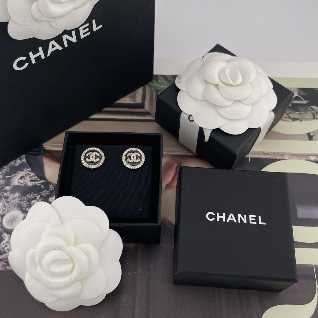 NO:634764,88180【Fragrant round sequined black enamel stud earrings】Z!  A large number of customers have consulted Fu25B, the new autumn and winter new and beautiful series. I love it. It looks great. The black earrings are a must-have and can be matched with all styles of clothes. The fine glitter of the enamel is very beautiful. The back is purely hand-made and the details are super exquisite. It is perfect for matching with various autumn and winter items. Cardia high-end jewelry1986090988180【香圆形亮片黑珐琅耳钉】Z ！量大咨询客Fu25B秋冬新款绝美系列爱了爱了巨好看,黑色调的耳钉逢出必火所有风格的衣服都能搭这次珐琅的细闪做的很漂亮,背面纯手工敲打工艺,细节超精致搭配秋冬各种单品绝了,,卡迪亚高端饰品,Jewelry