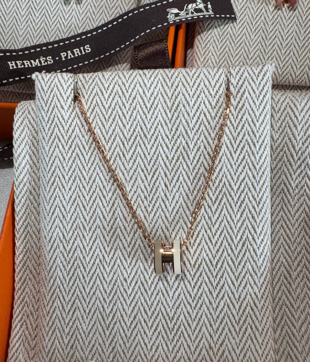 NO:635603,88200【H Color Matching Mini Denim Necklace】Z, the latest color!  Beautiful color matching design, four colors!  Jumei Mini Pop H necklace!  It is very three-dimensional. In order to pursue this Z effect, after each pendant comes out and the enamel is added, I ask the workers to polish it one by one on sandpaper by hand. In this way, each pendant that comes out is perfect, but it is really time-consuming, labor-intensive and labor-intensive!  Basically, you can’t grind out much in a day!  Come, give you enough confidence, this summer, give you a perfect [H Mini denim necklace], necklace, Cartier high-end jewelry1986090988200【H 拼色Mini旦形项链】Z ,最新颜色！绝美拼色设计,四个颜色！巨美Mini Pop H家项链！非常的立体,为了追求这个Z的效果,每一颗吊坠出来,珐琅添好后,我要求工人手工在砂纸上,分别纯手工一一打磨,这样,出来的每一颗吊坠非常完美,But,真心费时费力费人工！基本一天磨不出多少数量！来,给你足够的信心,这个夏天,给你一条完美到不行的【H Mini旦形项链】,,necklace,卡迪亚高端饰品,Jewelry