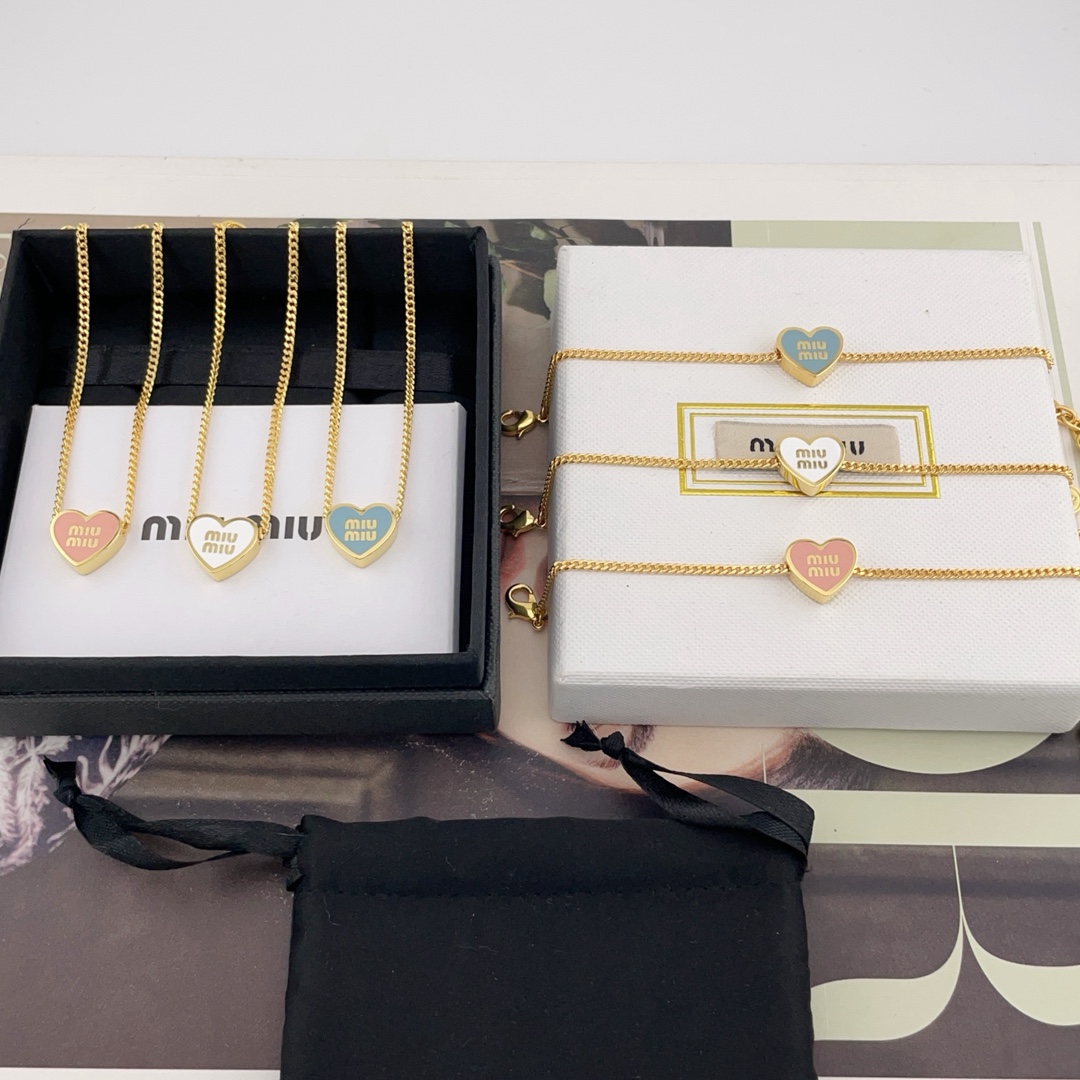 NO:634963,88180【m!um!u Love Bracelet/Necklace】Z, the hot style love is coming!  Small quantity in stock!  The old rule is first come first served, pink, white, blue, three colors, the scrap rate is too high. After a batch was made with love, less than one can be shipped!  The classic logo in the middle of the heart shape is matched with enamel filling, and the specially customized round cake-shaped tail chain pendant. Minimalism is not just simple, but every arc and line in the details has been carefully designed to reflect the extremely comfortable and breathable visual beauty!  A must-have for fashionistas, versatile and effortless, fashionable and avant-garde, feminine yet cool!  ,,necklace,bracelet,Cardia high-end jewelry1986090988180【m!um!u爱心手链/项链】Z ,爆款爱心来袭！少量现货！老规矩先到先得粉色,白色,蓝色,三个颜色,报废率太高太高了一批做了个爱心只有不到个能出货！爱心的形状中间经典的logo搭配珐琅填充,特别定制的圆饼形尾链吊坠,极简不只是简单,而是在细节中的每一个弧度和线条都经过精心设计,才能体现出令人极其舒适透气视觉美感！时髦灵必备,百搭不挑人,时尚又前卫,柔美又不失酷飒气质！,,necklace,bracelet,卡迪亚高端饰品,Jewelry