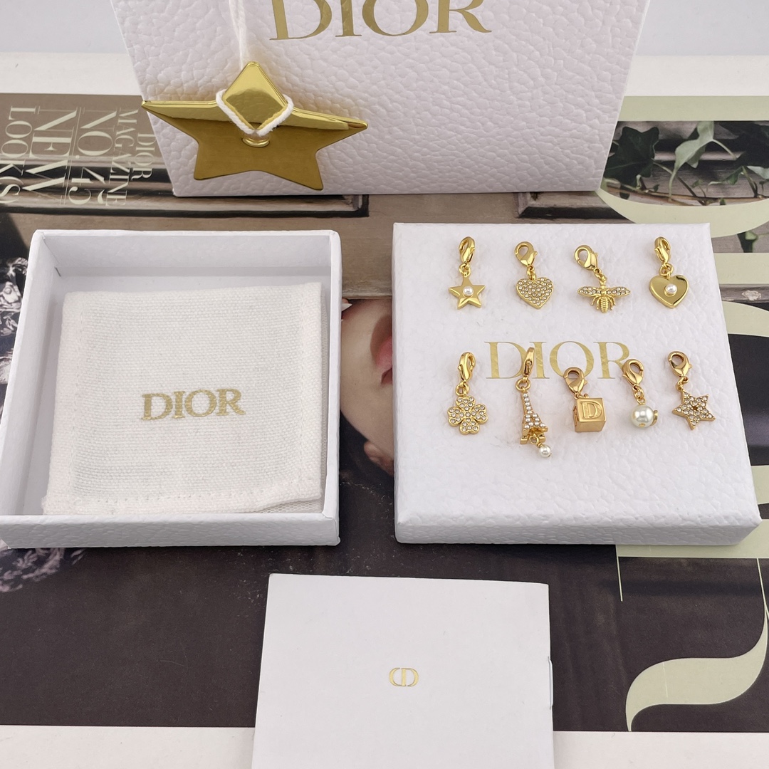 NO:635790,88180【D Universal Buckle Pendant】Z single!  25 latest models!  The design of the universal pendant is amazing!  Wall crack recommended!  Choose any 4 pendants from 9 types of pendants, and you can get 10% off if you purchase a necklace or bracelet!  .Super beautiful, it looks good no matter how you match it. ZP brass customization, unique design, bees, iron towers, square letters, stars, hearts, four-leaf clovers, rhinestones, pearl elements collide!  It's so beautiful. Each pendant has a button that can be fastened to any small ring. Each pendant has a fairy design and is individually molded. It is very delicate and heavy-duty!  Super lucky superimposed magnetic field!  Full of symbolic meaning, exquisite, versatile and durable!  Must buy, very high-quality, highly recommended to keep for yourself [wit][wit], necklace, bracelet, Cartier high-end jewelry1986090988180【D 万能扣吊坠】Z 单个！25最新款！万能吊坠设计太绝啦！墙裂推荐！9款吊坠任选4个吊坠,购买过项链或手链的可以减10！.超美,怎么搭配怎么好看一致致ZP黄铜订制,设计别具一格,蜜蜂,铁塔,方粒字母,星星,爱心,四叶草,水钻,珍珠元素碰撞！太绝美啦每一个吊坠都有扣子扣在任意小环上,神仙设计每一个吊坠都是单独开模,非常精致重工！超级lucky叠加磁场！充满象征意义精致百搭耐看！一定要入,非常有质感,十分推荐自留[机智][机智],,necklace,bracelet,卡迪亚高端饰品,Jewelry