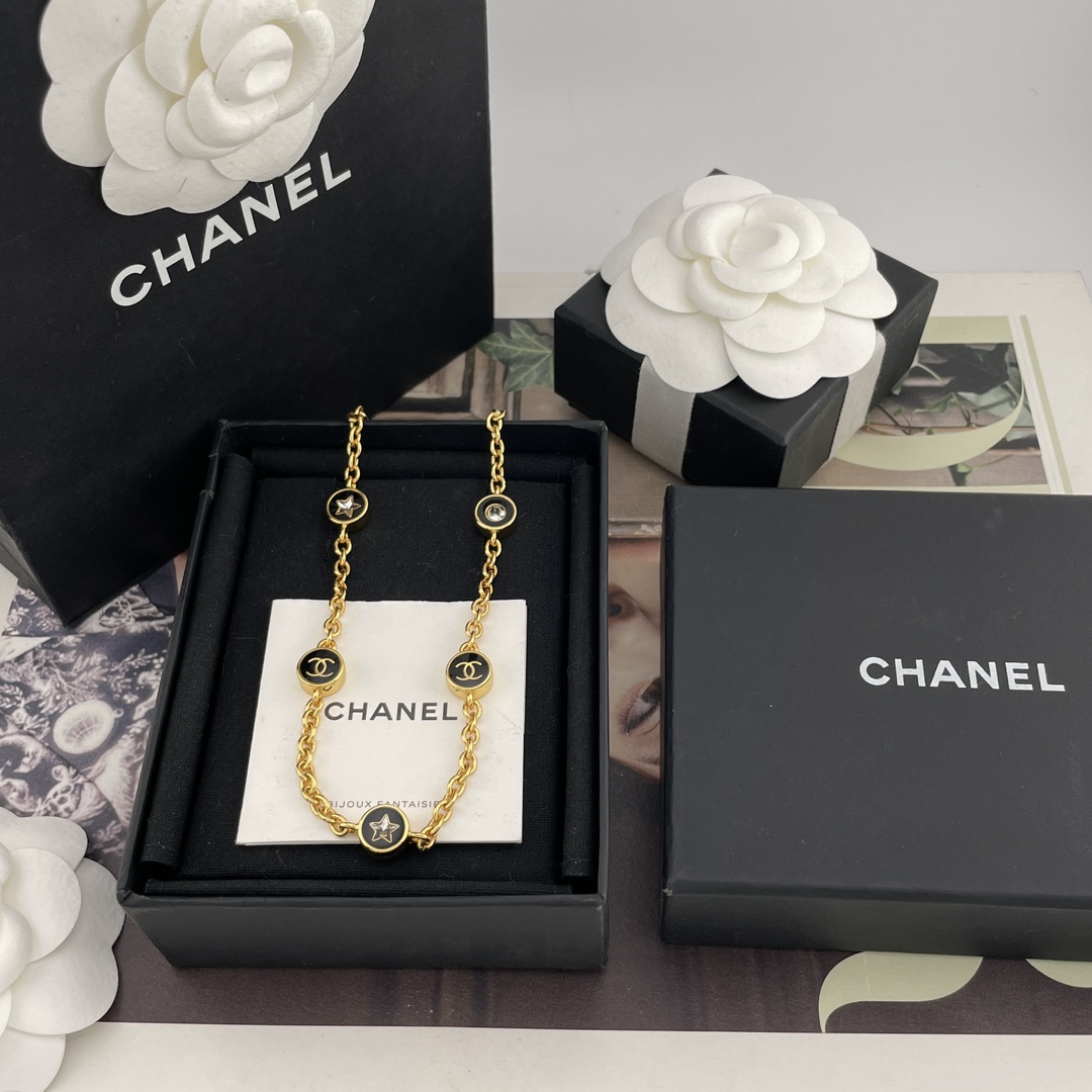 NO:634962,88200 [Fragrant gold edge small round black necklace] Z 7200!  Xin Zhilei has a large quantity of the same model. Please consult the customer for the latest model in stock!  The first discovery on the whole network. Wow, wow, it’s so beautiful, huge, huge, beautiful!  The classic gold and black color scheme is very vintage, and the upper body feels like a wealthy daughter. The retro Hong Kong style is very detailed and is really irresistible. It is a heart-warming feeling!  The same series of necklaces, earrings, and earrings from Taiaila are all new at the same time!  A set is a must!  It’s so beautiful. Look for our products and save 7k, earrings, necklace, and high-end Cartier jewelry.1986090988200【香金边小圆黑项链】Z 7200！辛芷蕾同款量大咨询客Fu现货最新款！全网首发现huo哇哇,太美了巨巨巨美！经典的金黑配色非常有vintage的味道,上身富家千金既视感,复古港风非常的有细节真的让人无法拒绝是心动的感觉！太爱啦同系列项链,耳钉,耳环,同步上新！一套必要冲！太美太好看啦认准我们家出品,立省7k,,earrings,necklace,卡迪亚高端饰品,Jewelry