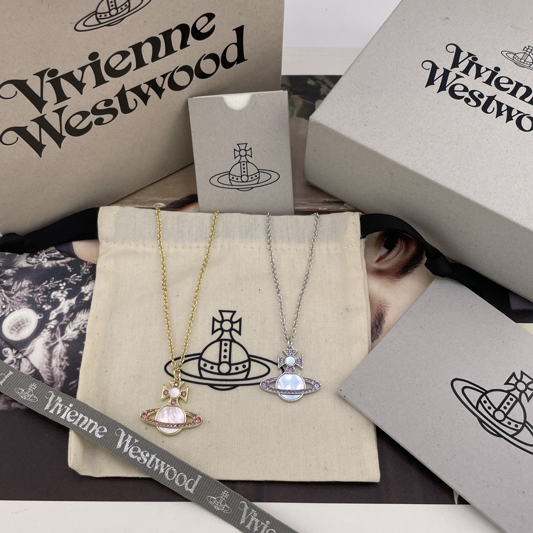 NO:634968,88180【Vivienne westwood】Z! Baby, what is a happy planet? Come on, this is a happy planet!  Beautiful Saturn necklace, pink shell with pink diamonds in gold, purple shell with purple diamonds in silver, 2 colors, highly recommended, close your eyes to get it right!  The pure crown ball is a classic symbol, and the shining rings of Saturn outline the future as the waves flow, opening up a new encounter with the future!  The diamonds on the heart are custom-made Swarovski rhinestones, not cheap diamonds readily available on the market!  When you get it, you can completely feel its texture, feel and luster. The rhinestones and natural mother-of-pearl embellishments appear on the design of Saturn, adding a lot of cool and fashionable pretty looks, making the punk look a little girly at the same time, bringing with it a group of fashion fans!  It’s really beautiful, can be salty or sweet, pure or delicious!  Fall in love at first sight, definitely the leader in the 'practical + high-end' world, absolute yyds, absolute treasure, timeless Saturn, necklace, Cartier high-end jewelry1986090988180【Vivienne westwood】Z !宝宝,什么是快乐星球,来,这就是快乐星球！绝美土星项链,粉贝粉钻金色,紫贝紫钻银色,2个颜色,重磅推荐闭眼入准没错！纯粹王冠球是经典的象征,闪耀土星环勾勒未来波光流转间,开启一场与未来的崭新际遇！爱心上边的钻是定制的施华洛水钻,而非市面上随随便便用的廉价钻就做出来的！拿到手完完全全可以感受到它的质感,手感,光泽感超nice用水钻天然贝母点缀出现在土星的设计上,增添不少冷艳时髦的俏丽模样,使得朋克同时又有点小少女,自带一群时尚粉！真的敲好看,可盐可甜,可纯可欲！一眼便钟情,绝对是“实用+高级”界的杠把子,绝对的yyds,绝对的宝藏永不过时的土星,,necklace,卡迪亚高端饰品,Jewelry