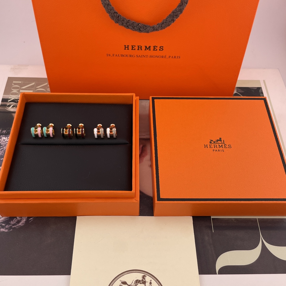 NO:635606,88220【H color matching Mini denier earrings】Z, the latest color!  Beautiful color matching design, four colors!  Pre-sale for one week, first come first served!  Jumei Mini Pop H necklace!  It is very three-dimensional. In order to pursue this Z effect, after each pendant comes out and the enamel is added, I ask the workers to polish it one by one on sandpaper by hand. In this way, each pendant that comes out is perfect, but it is really time-consuming, labor-intensive and labor-intensive!  Basically, you can’t grind out much in a day!  Come, to give you enough confidence, this summer, I will give you a pair of extremely perfect [H Mini dan-shaped earrings]. First, the ear pins, you read that right, whether it is gold or rose gold, the ear pins are all silver, and an ear pin does not have any snaps, only a slight slope at the tail. Therefore, these ear pins are specially disassembled and customized!  Second, and I think it is the most difficult point to overcome in the production process, you can clearly see a hole on the inside of the entire double-shaped earring. The ear pin is directly inserted into this hole and fixed. That is, through the inside, you can see the ear pin in this hole, and it is silver!  This is particularly difficult to do. If the color is gold and the whole is electroplated gold, it is impossible that only one hole on the inside is silver. The process cannot achieve the Z effect at all. Therefore, after countless attempts, we finally figured out a set of production methods that can achieve the Z process. The electroplated effect is exactly the same as Z!  However, it is very time-consuming and labor-intensive. You must understand that Z is a luxury product. It is difficult to develop and cumbersome by hand. Therefore, I was almost moved by myself when I was doing this process!  Third, Z also has a small anti-counterfeiting mark, which is consistent with our products. Fourth, the earplugs are waist-drum-shaped earplugs, the latest model!  In addition to the most basic appearance, size ratio, size and color, you can judge whether a pair of Z's is genuine or fake based on these four points!  ,,necklace,gold plating,Cardia high-end jewelry1986090988220【H 拼色Mini旦形耳钉】Z ,最新颜色！绝美拼色设计,四个颜色！预售一周,先到先得！巨美Mini Pop H家项链！非常的立体,为了追求这个Z的效果,每一颗吊坠出来,珐琅添好后,我要求工人手工在砂纸上,分别纯手工一一打磨,这样,出来的每一颗吊坠非常完美,But,真心费时费力费人工！基本一天磨不出多少数量！来,给你足够的信心,这个夏天,给你一对完美到不行的【H Mini旦形耳钉】 第一,耳针,没看错,Z不论金色,玫瑰金,耳针都是银色的,而且一根耳针没有任何卡位,只有在尾部有点微微的斜度,因此,这个耳针都是特别拆了Z去定制的！ 第二,也是我觉得在生产过程中最难突破的一个难点,在整个旦形耳钉的内侧,你可以清楚的看到有一个孔,耳针是直接插整个插入在这个孔中的,并且固定的,也就是,通过内侧你可以看到这个孔的耳针,并且是银色的！这就特别的难搞,如果像金给这样的颜色,整体电镀金色的,不可能内侧就只剩下一个孔是银色的,工艺根本无法达到达到Z这个效果,所以,经过无数次的尝试,终于给我们琢磨了一套生产方法,可以达到Z的这个工艺,电出来效果就跟Z一模一样！但是,非常的耗时耗力,要明白,Z就是奢侈品,它就是要这种很难开发,手工繁琐的,所以,在做到这个工艺,我真的自己都快被自己感动了！ 第三,Z还有一个小防伪标,我们家出品一致zp 第四,耳塞是腰鼓形耳塞,最新型的！ 基本一对Z真假,除了最基本的外形,尺寸比例大小颜色,就是从这4个点去判断！,,necklace,gold plating,卡迪亚高端饰品,Jewelry